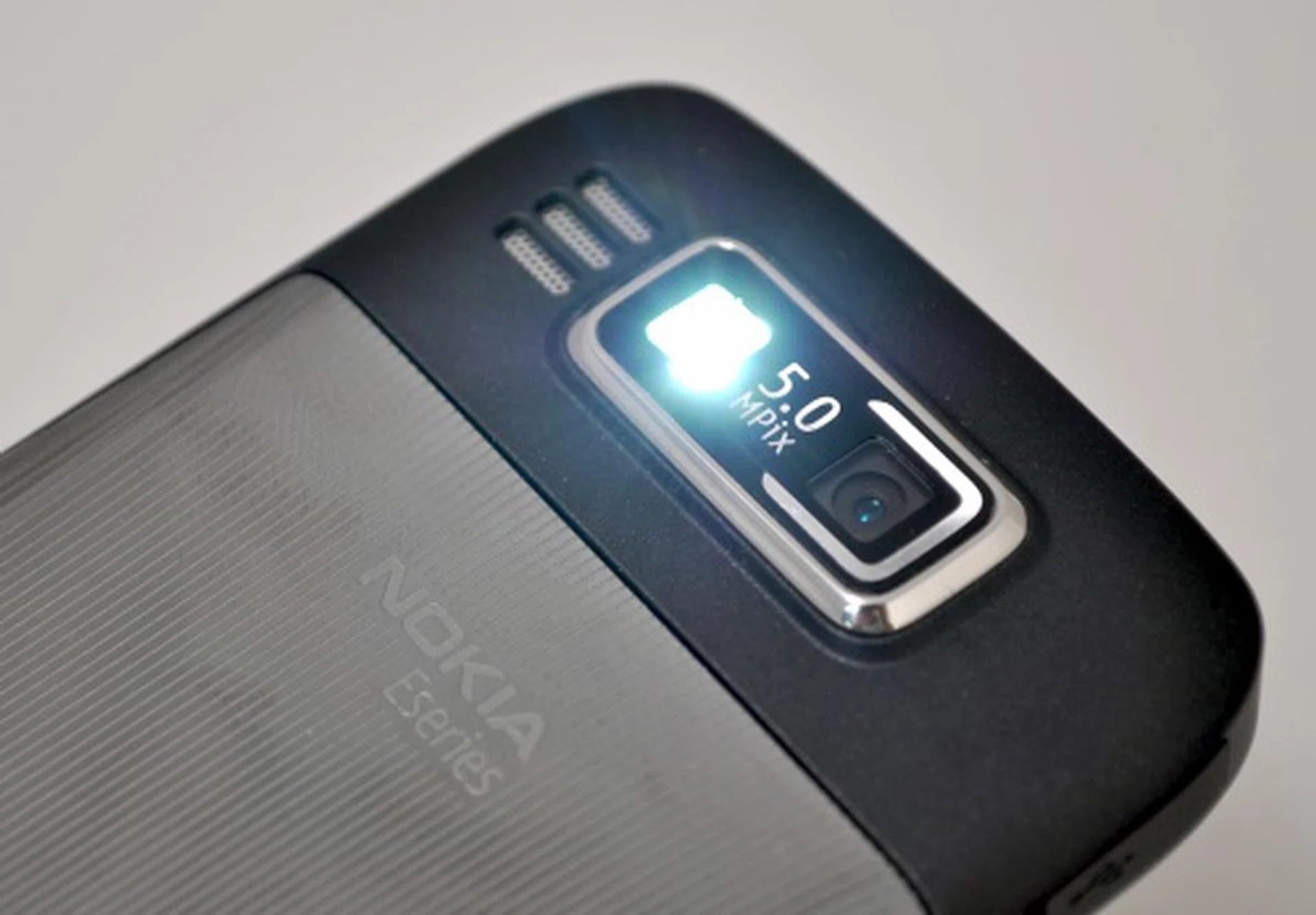 As an additional function, the space bar also doubles up as a flashlight switch. Holding the space bar for six seconds turns on camera LED on at maximum brightness. To turn it off, just hold the space bar down for another six seconds.