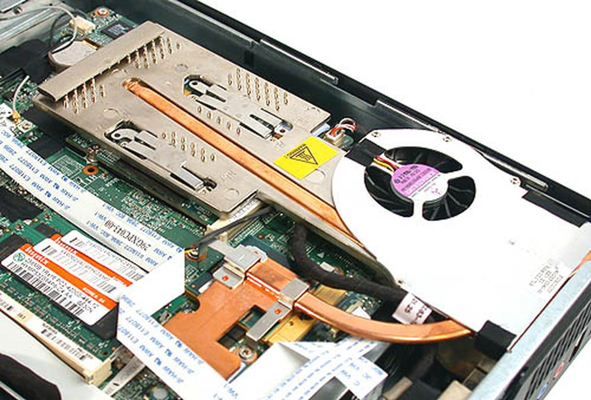 Shuttle's custom CPU cooler uses a combination of heat pipes, heatsinks and a fan to vent the warm air outside the chassis. From our experience, the fan was barely audible. The unit was also about as warm as a typical notebook.