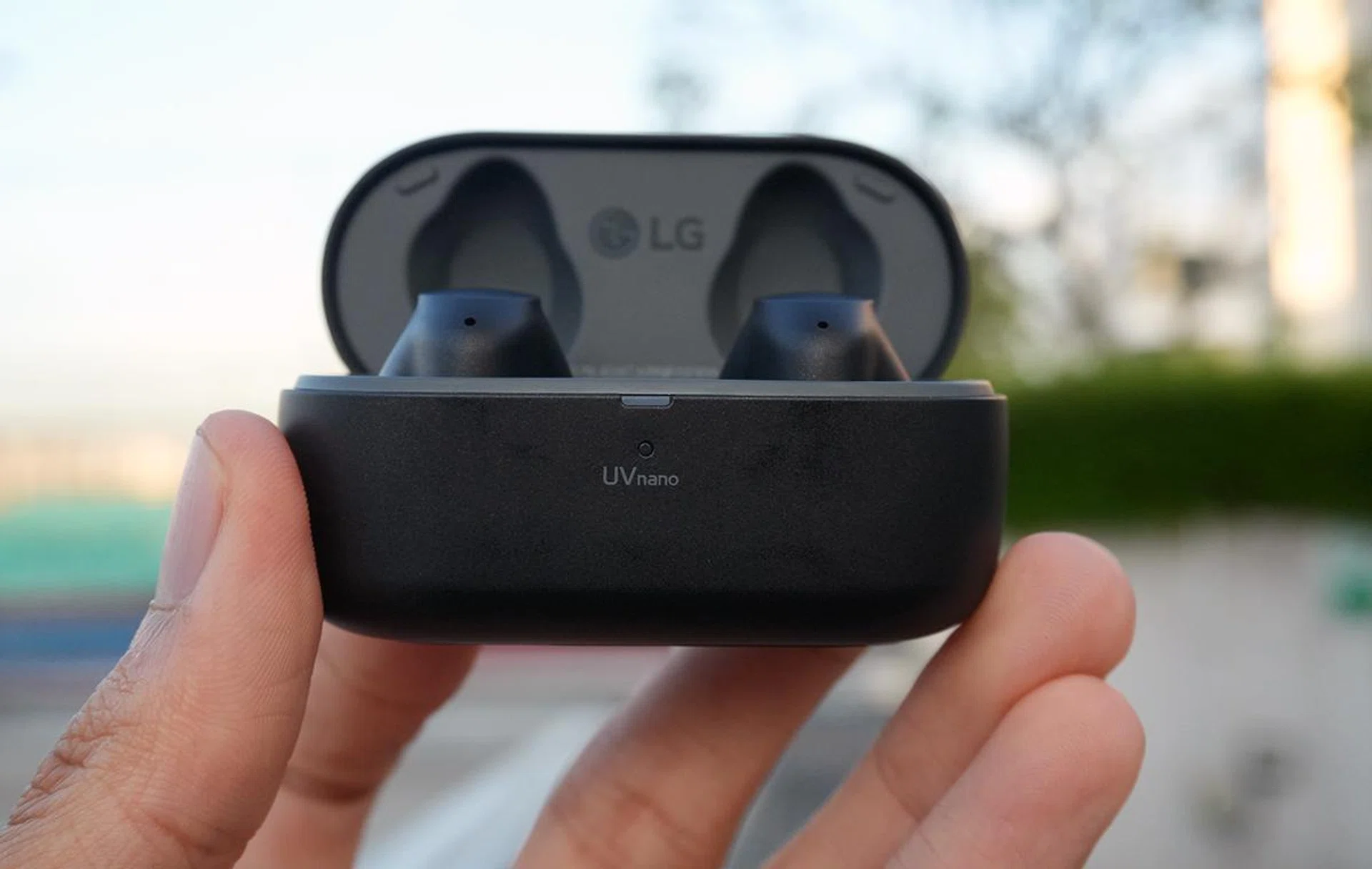 A nifty LED indicator show how much battery life is remaining. Photo: HWZ