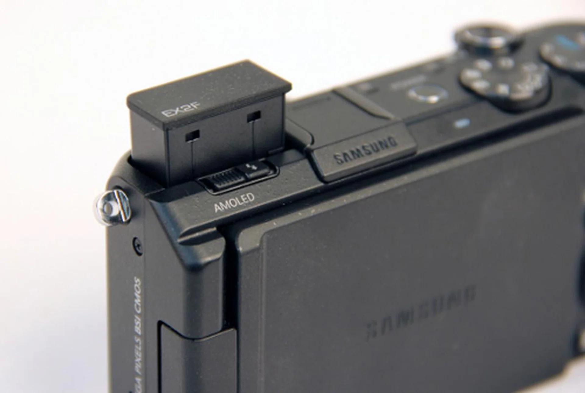 The built-in flash is located on the left of the camera, while the hotshoe is located right beside it. 