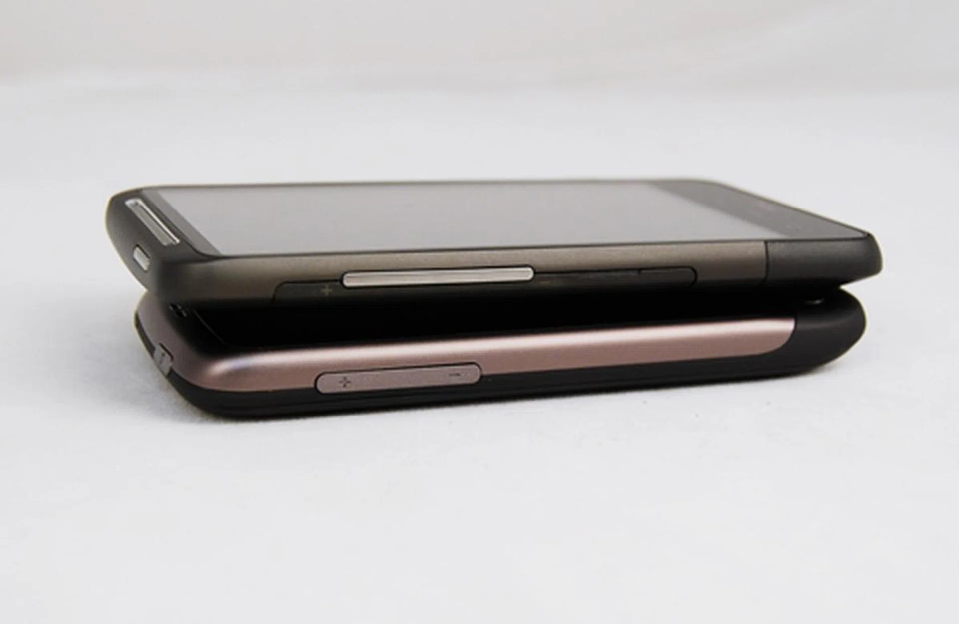 The Desire HD is not much thicker than the Desire, but feels significantly heftier. A quick check verified our statement: the HD is about 30g heavier than its predecessor. Also, do notice that the signature chin has been totally removed from the former.