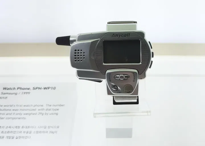 Did you know Samsung had a watch phone called SPH-WP10? Photo: HWZ