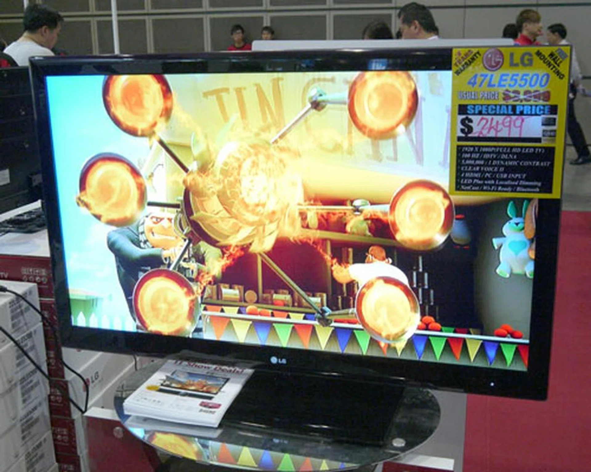 Now, for those who need to decorate their living room with a good home entertainment setup, the LG 47LE5500 full HD LED TV is certainly a potential buy. With a 5,000,000:1 contrast ratio, this 47-inch display has its price slashed from $3099 to $2499, and we bet it's going to dip even more by the last day.