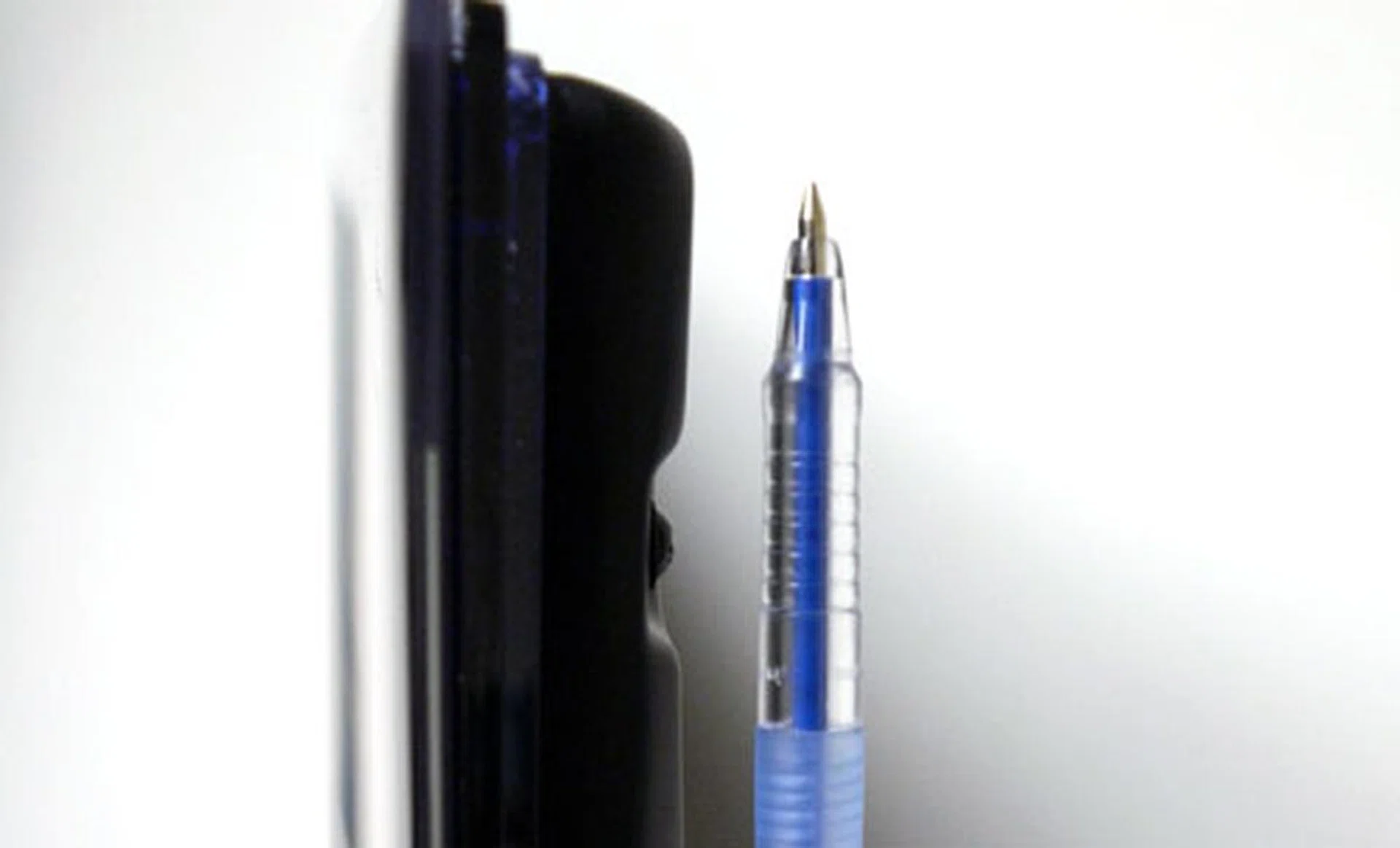 The LW6500 has a slim depth of 29.9mm which makes it ideal for wall-mount installations as well. Its svelte profile can be accredited to LG's implementation of edge LED backlights. Comparatively, the TV is just over twice the breath of an average ballpoint pen. 