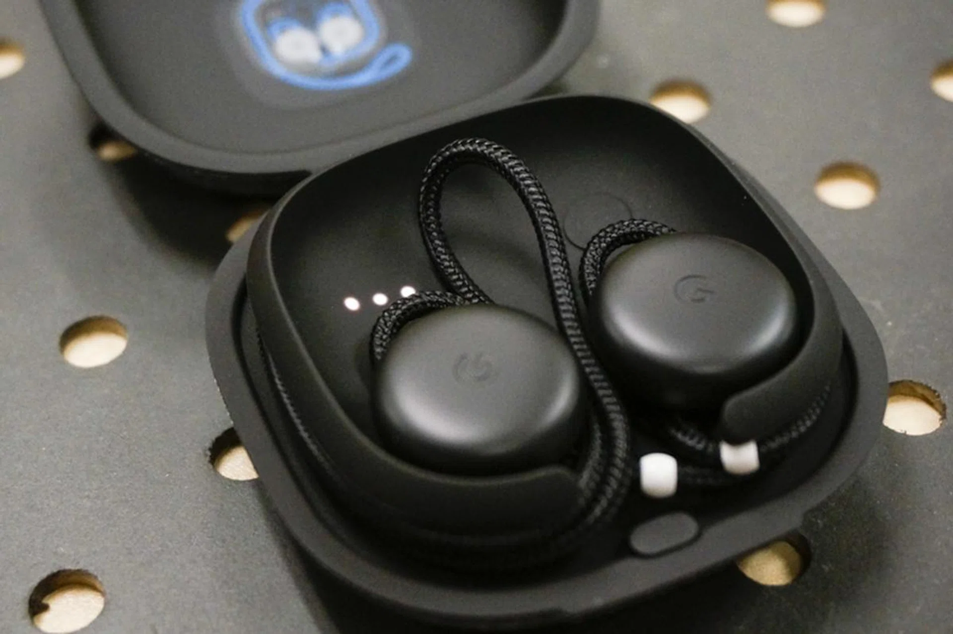 Three white LEDs indicate full charge on the case.
