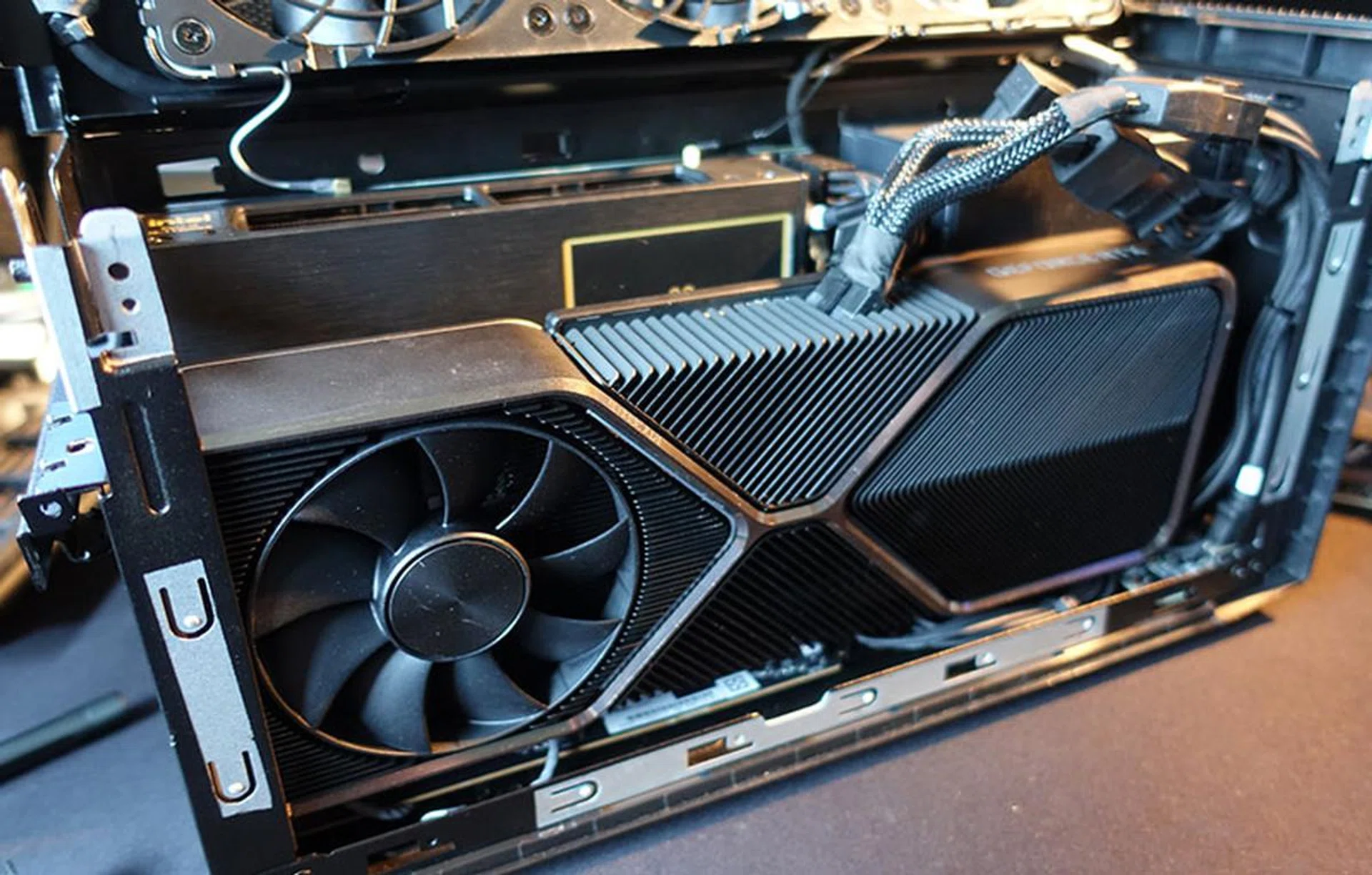 Here's a sample of how a full-length GeForce RTX 3080 Founders Edition card looks when fitted inside the Beast Canyon.