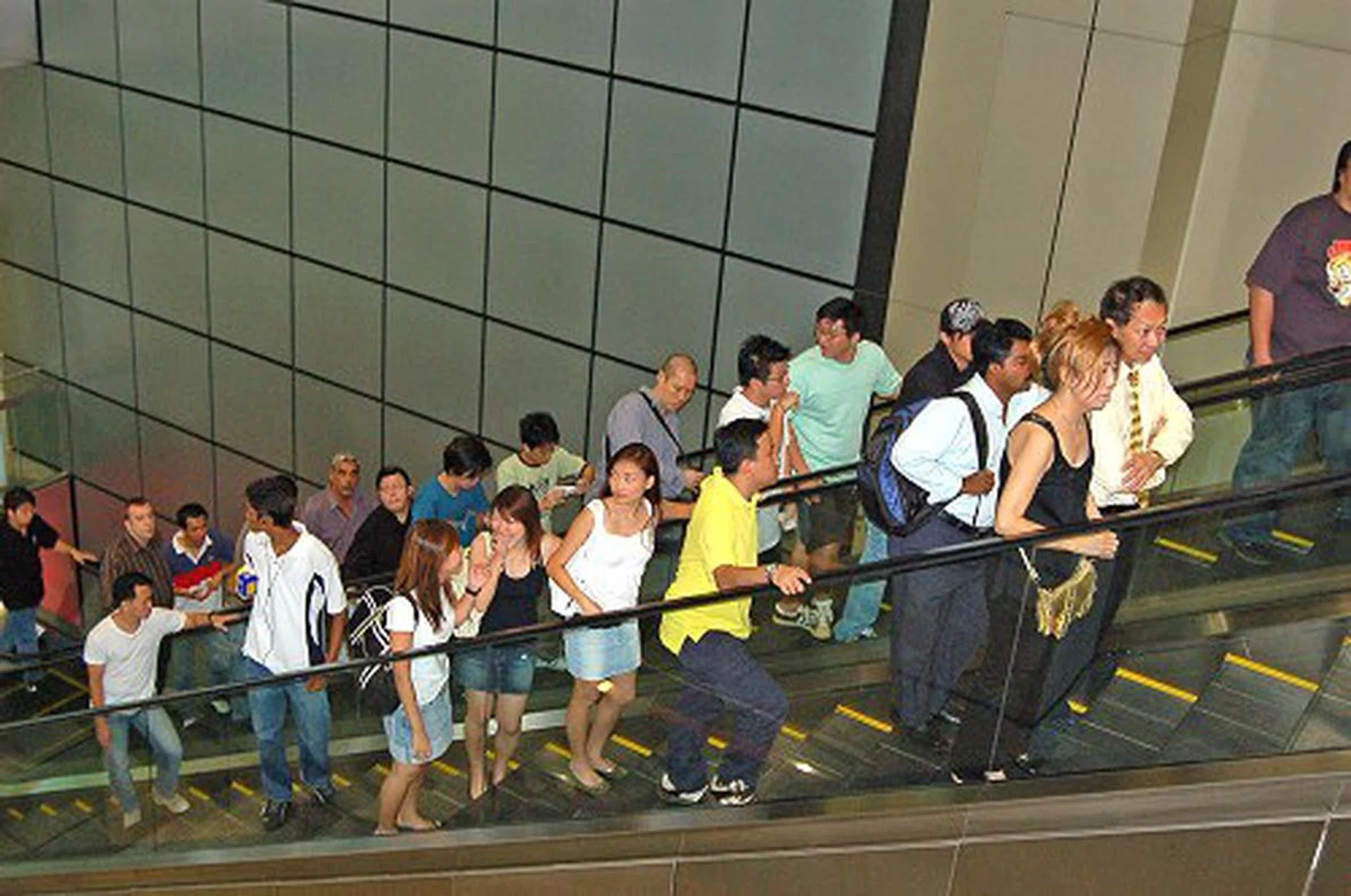  It was about two hours before the doors to IT Show 2007 opened, but a large crowd was already streaming towards the venue.  