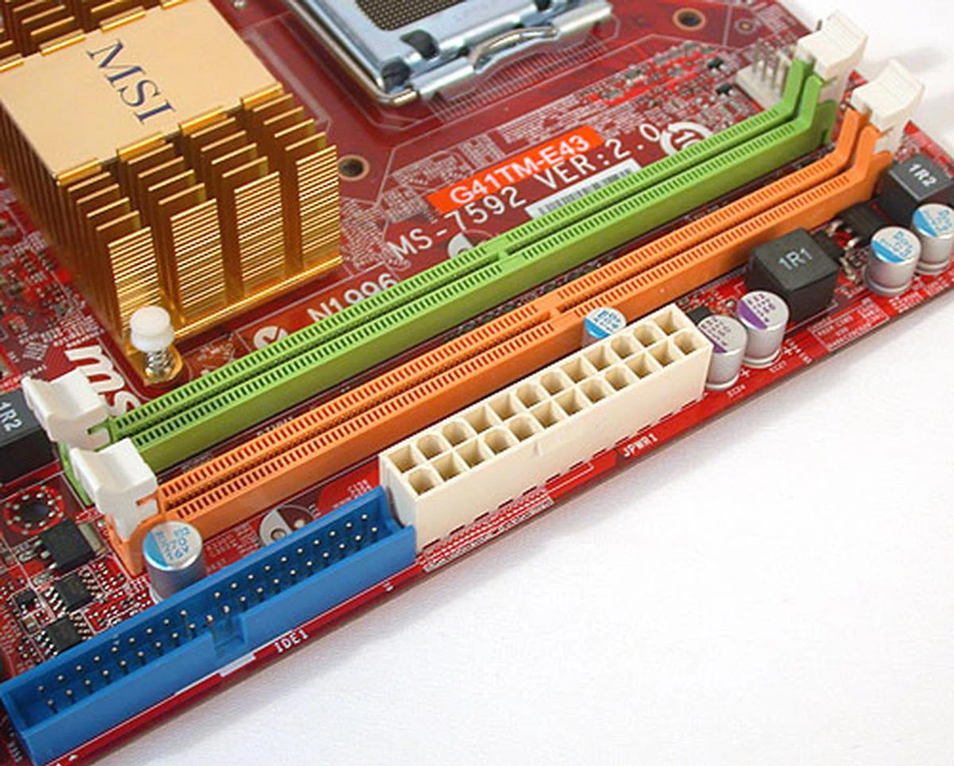 Predictably, there's only space for two DIMM slots, DDR2 of course. It's a good thing that the G41 chipset still supports dual-channel memory. Maximum capacity is 8GB when using 4GB modules. Apart from memory matters, the IDE and power connectors are also found here at the edge of the board.