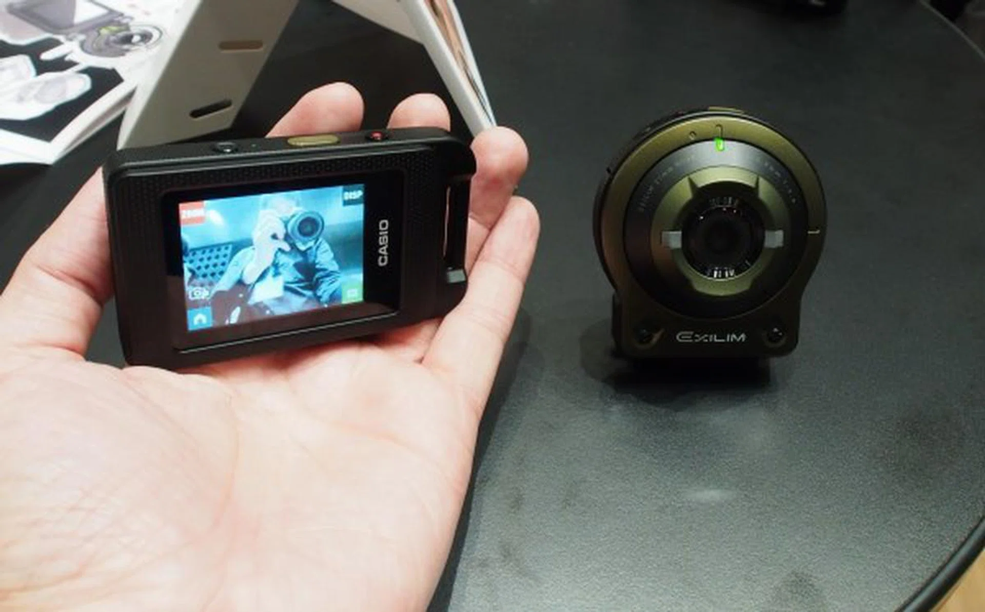 The main selling point of the FR10 is its detachable modular design, giving it better control and more flexibility than either the GoPro or Sony's similar QX10 lens camera.