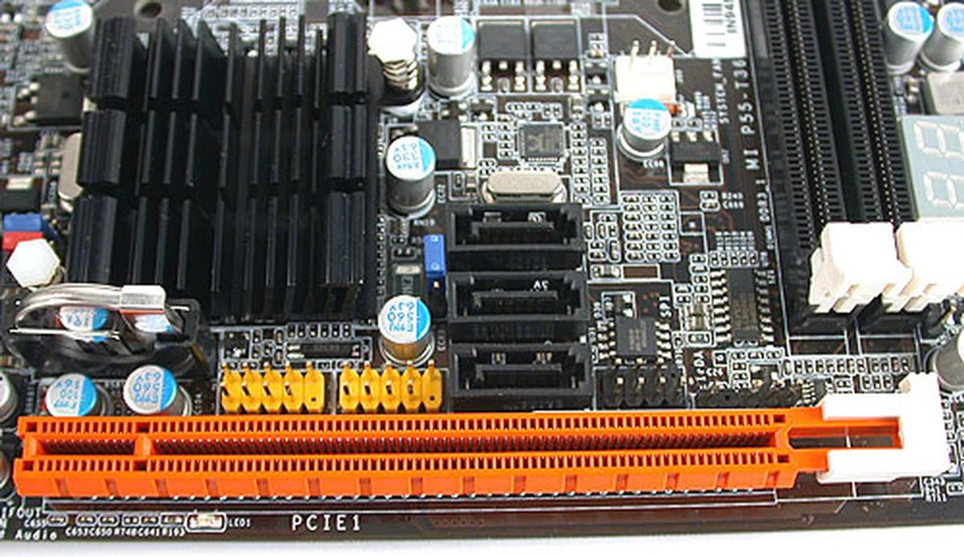 It can get really crowded here, with the three SATA ports very close to the USB headers and the single PCIe 2.0 x16 slot. The locking mechanism on the PCIe slot can also be quite stiff and it aggravates the situation when we were trying to remove our graphics card.