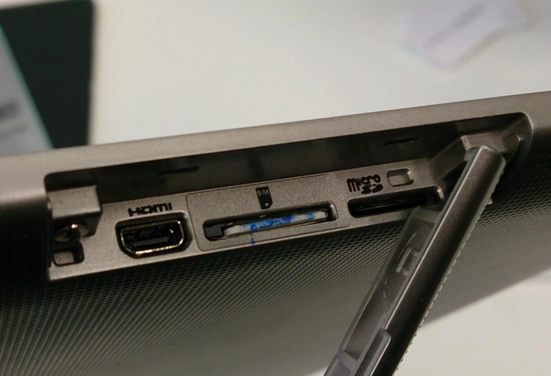 The Excite Write has quite a number of connectivity options like a micro HDMI port, a SIM slot and a micro SD slot hidden under a flap on the right side of the device. 