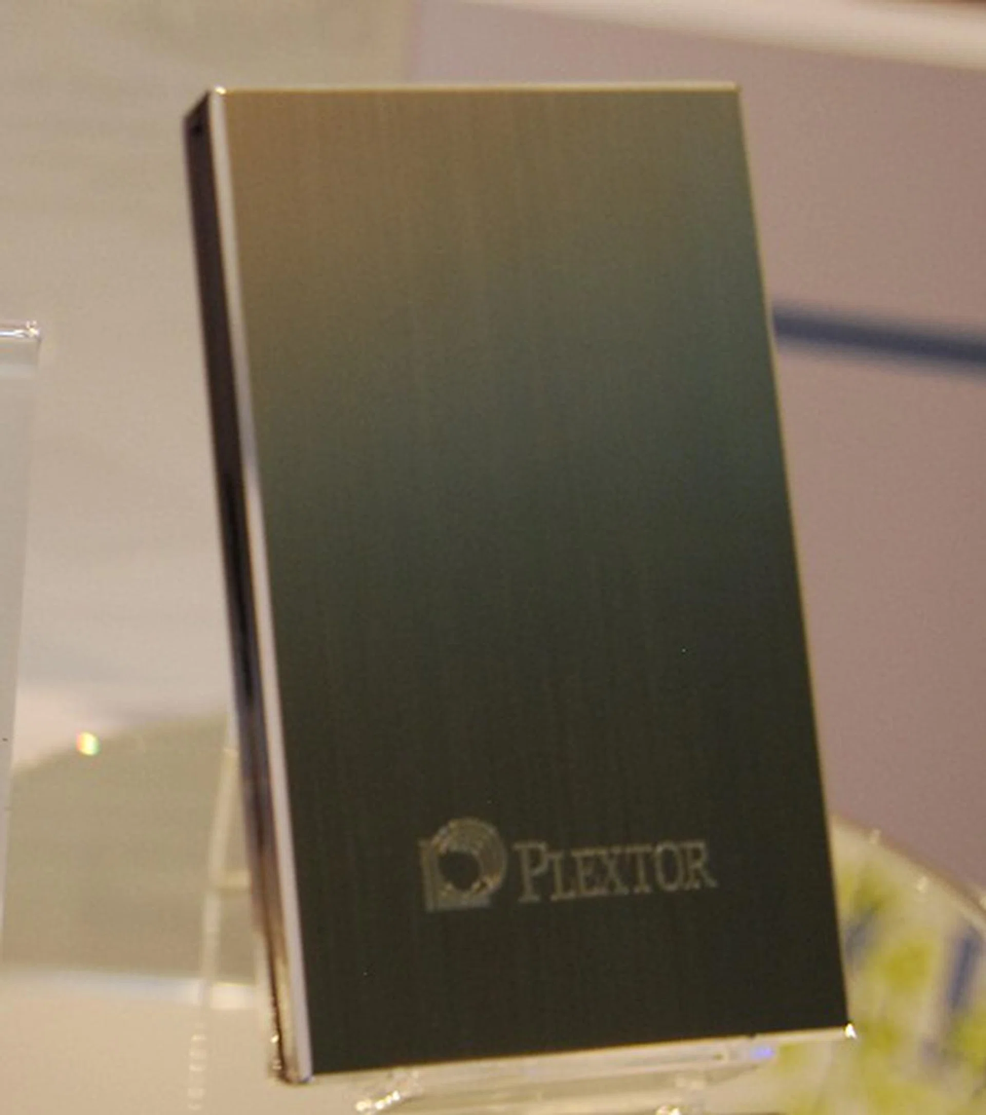 A USB 3.0 external HDD from Plextor with a shiny exterior housing that weighs around 190g. 