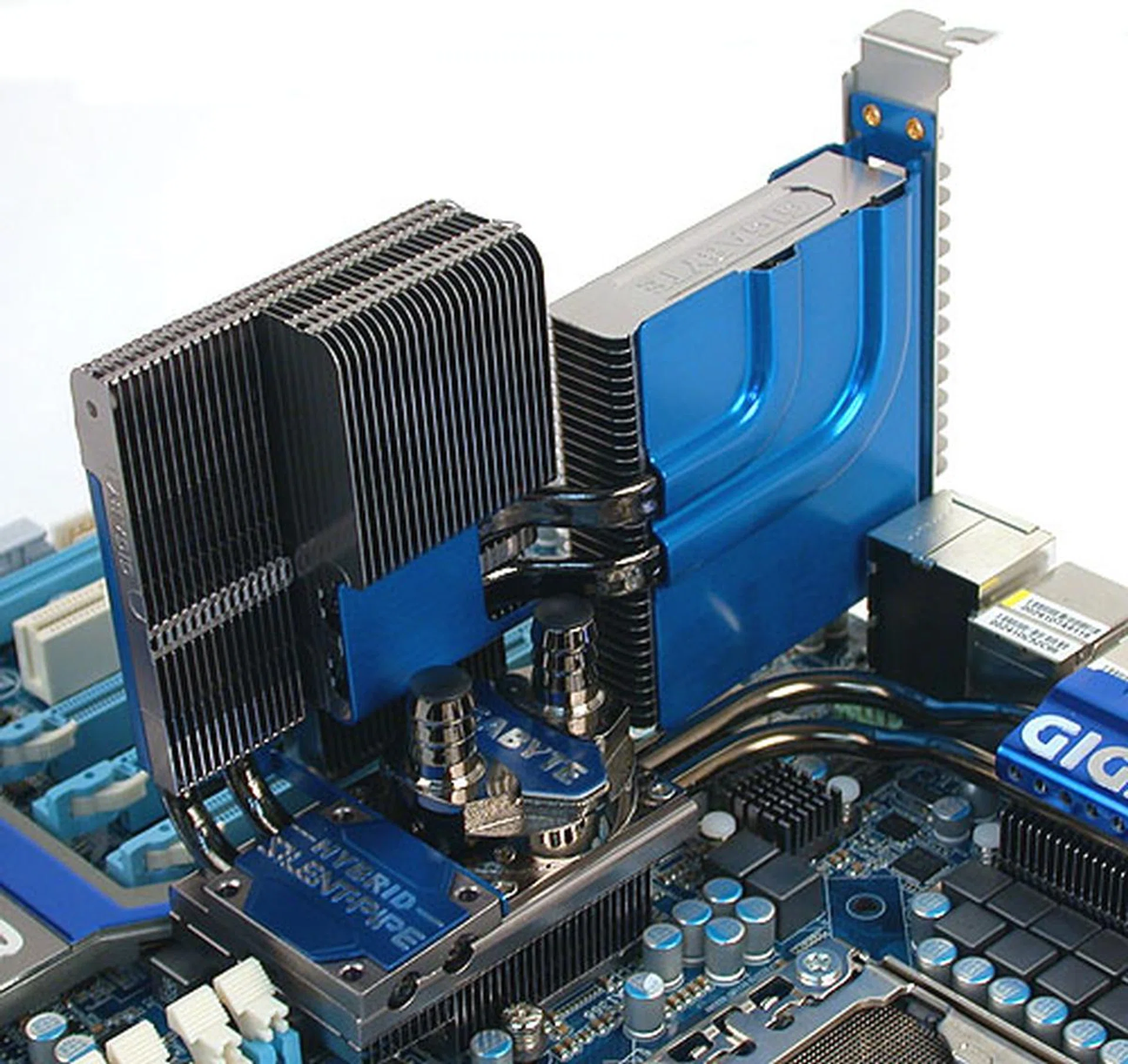 Like the EX58-EXTREME, Gigabyte has included a huge heatsink that takes up one expansion slot for those who are into more extreme cooling, also known as Hybrid Silent-Pipe 2.