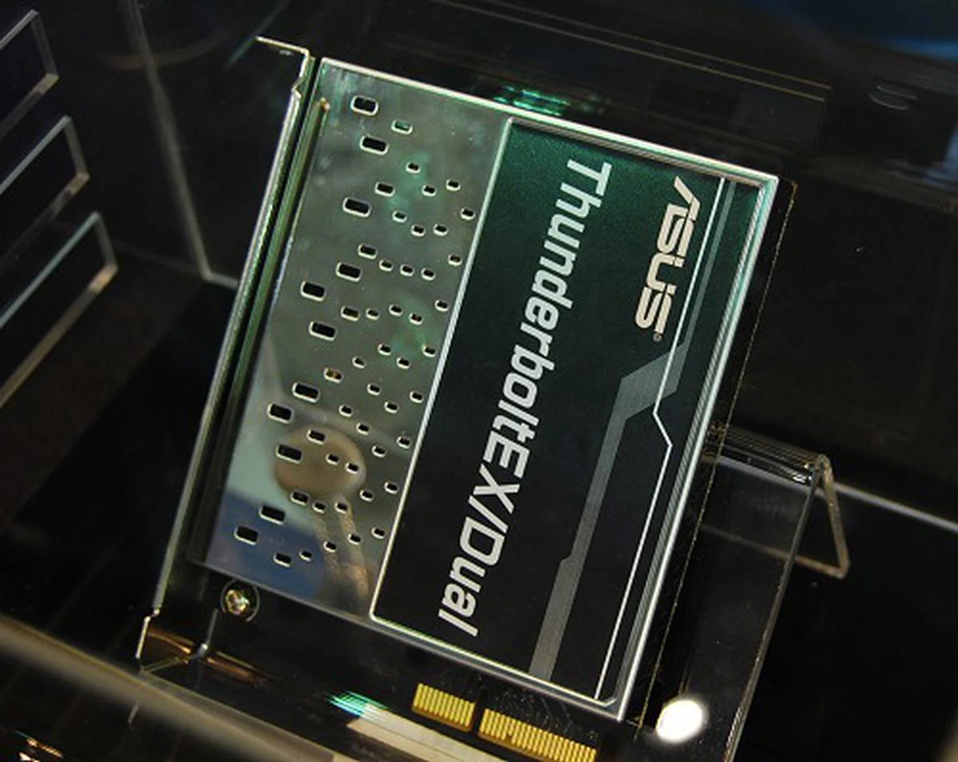 After more than a month of waiting, ASUS finally launched their Thunderbolt expansion card.