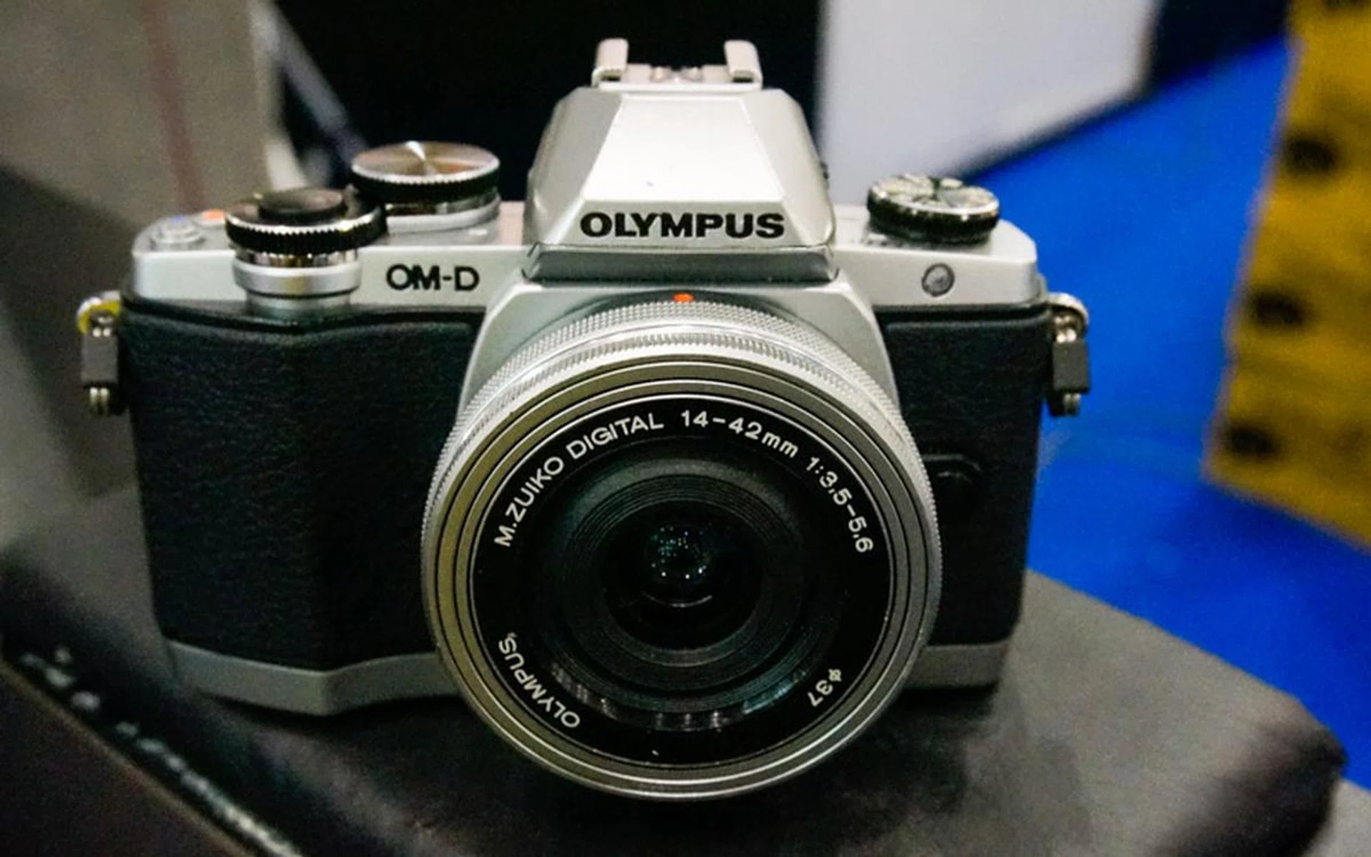 The Olympus OM-D E-M10 has in-body 3-axis IS for extra stable handheld shooting and features a large, bright electronic viewfinder for easy composing of your shots. The light weight body is available in a choice of white and black, and goes for just $898 (with 14-42mm Pancake lens) or $1098 (with 14-42mm Pancake lens and 40-150mm telezoom). You’ll also get the 45mm f/1.8 portrait lens, an additional Olympus battery, and an automatic lens cap for free, as well as a 16GB class 10 SD card, 3-month local extended warranty, and a Product Workshop as part of the show special.