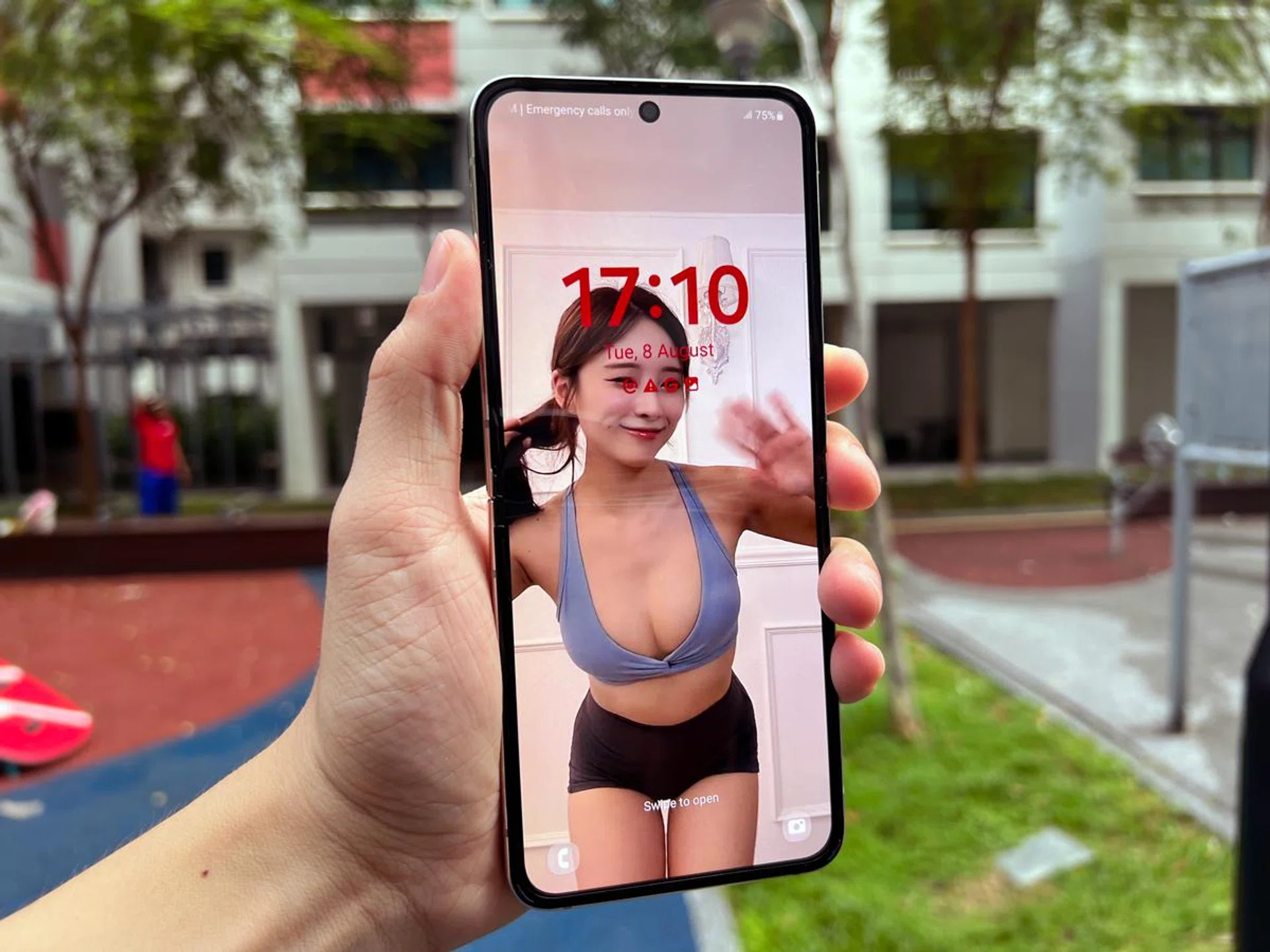 The mild warping on its crease can be very distracting if you're trying to focus on your content.