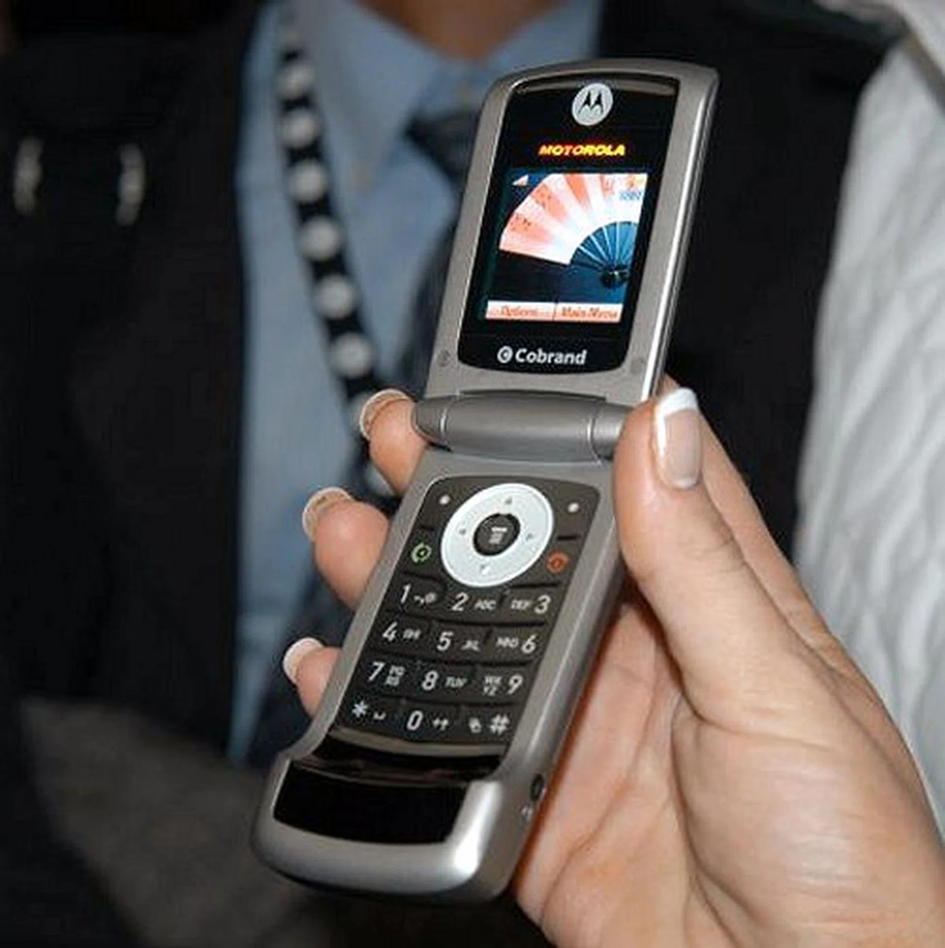 Low cost does not mean low quality. Made for the emerging markets, the affordable W220 handset comes with an FM tuner and has an attractive design for the masses.
