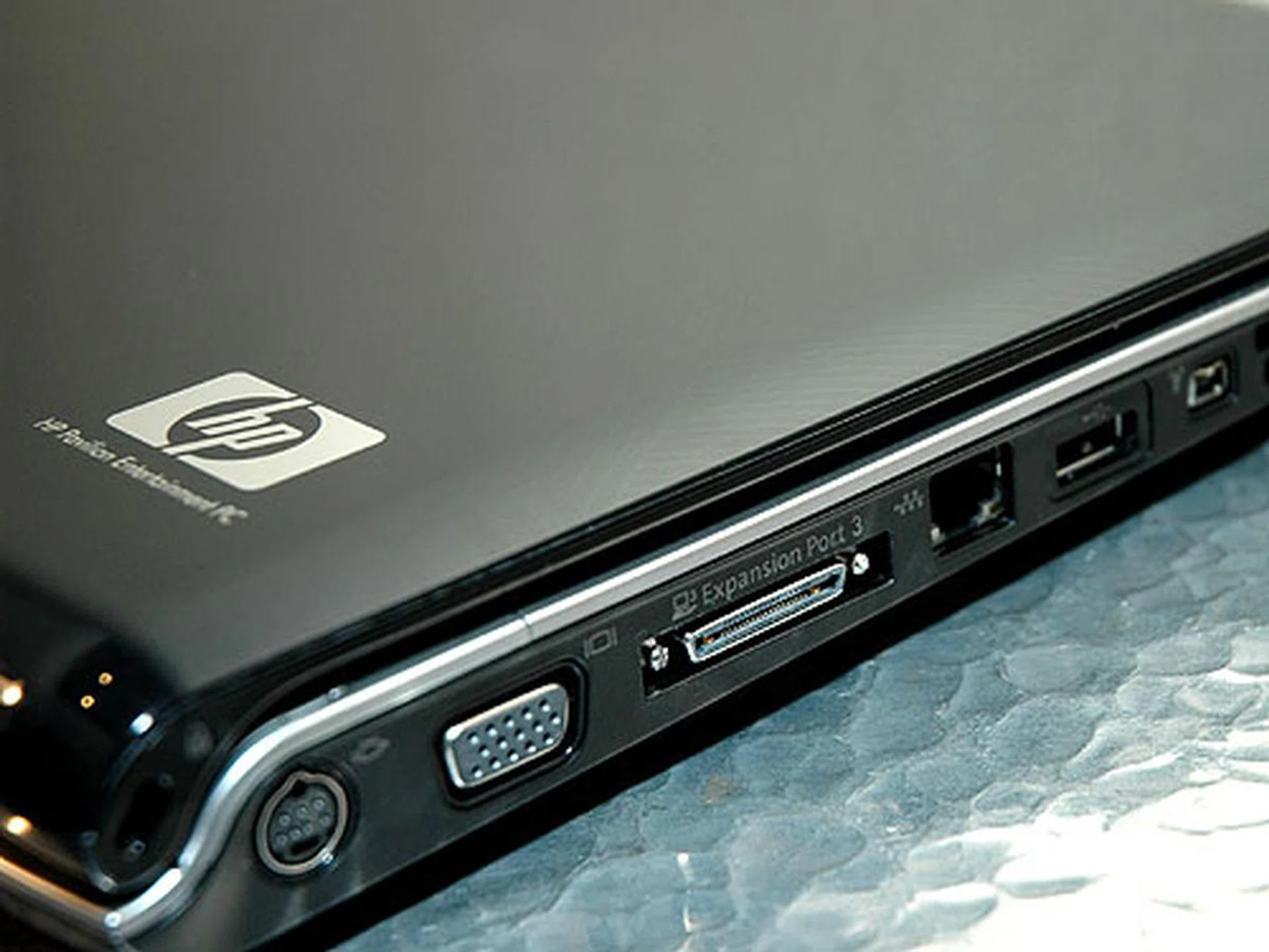 The subtle wave HP Imprint on the notebook enclosure gives it that personal touch. (You have to look really hard to see it though)