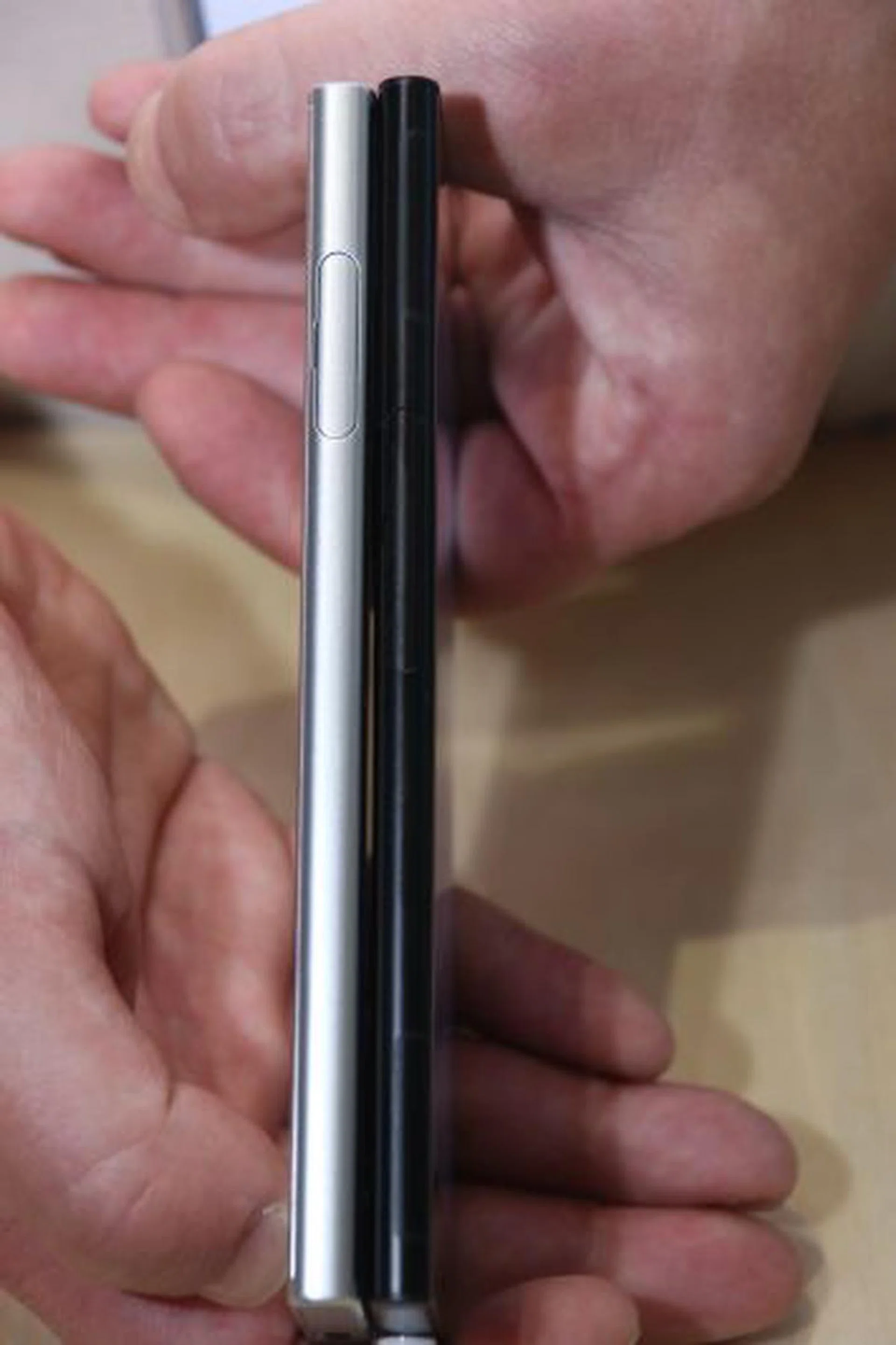 It's hard to see, but the Xperia XZ1 (right) is slightly slimmer than the Xperia XZ.