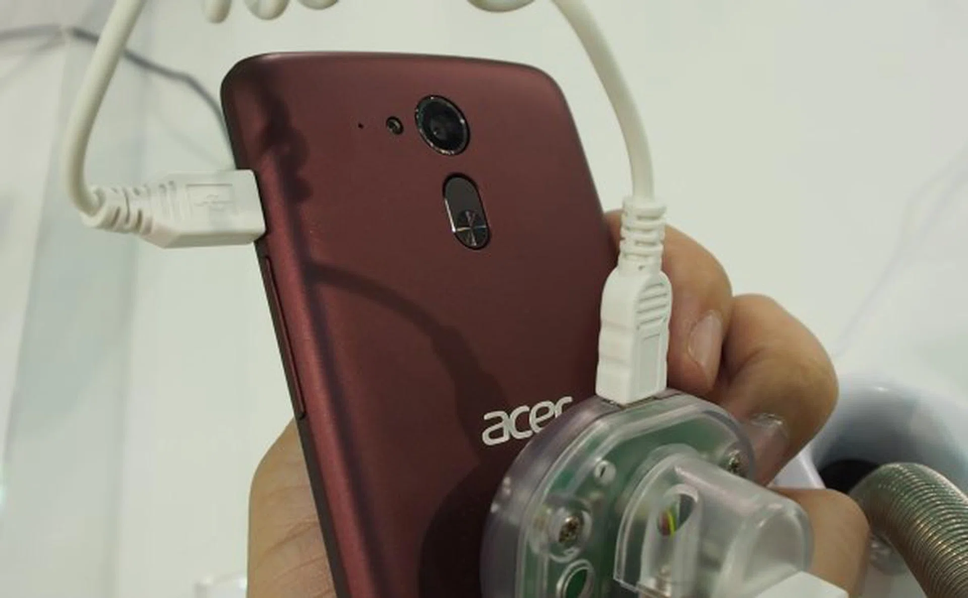 The Liquid E700 features a smooth plastic back cover, but with a metallic finish. Not much of a fingerprint magnet, which is a good thing.