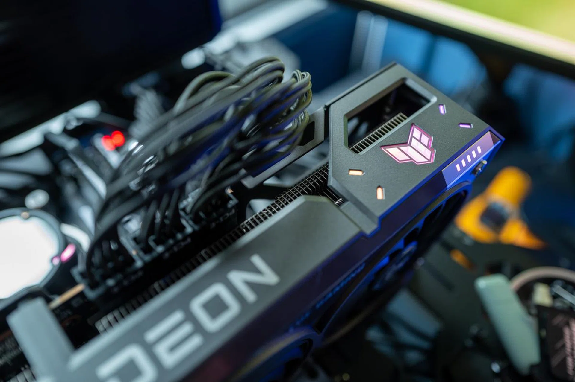 Having to use 3 power connectors is getting a bit ridiculous in 2025. Photo: HWZ