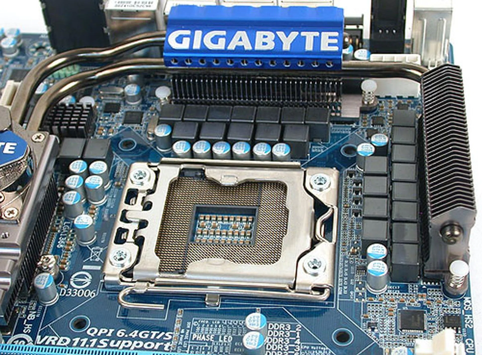 The socket area of this board is dotted by numerous capacitors and ferrite core based chokes, as one would expect from a board claiming a 24-phase power design.