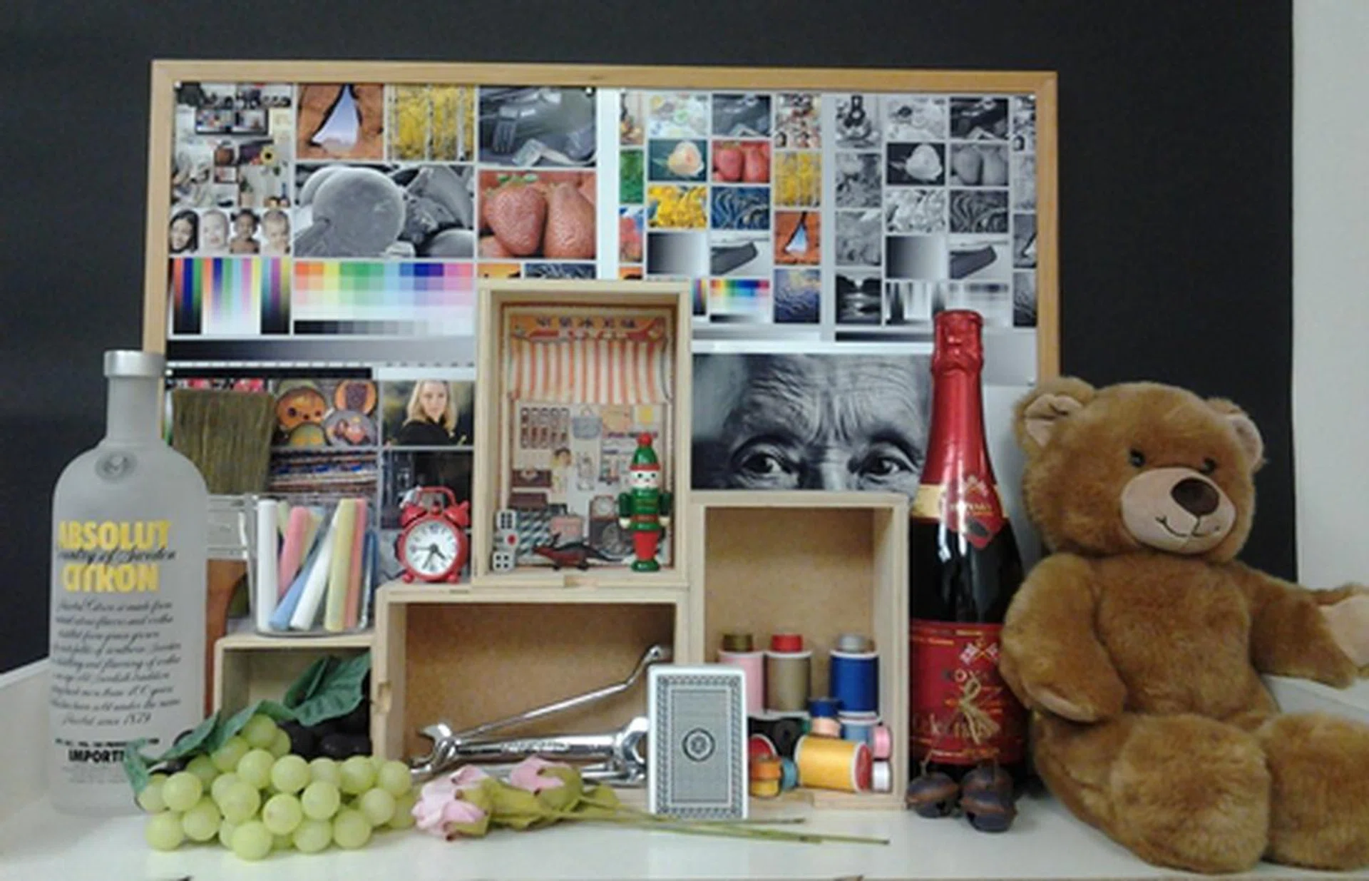 The 3.0-megapixel rear camera of the Samsung Galaxy Tab 7.0 Plus produced average image quality. Evident in the test image are the loss of some details and noise levels. Below, we've close-up shots for comparison.