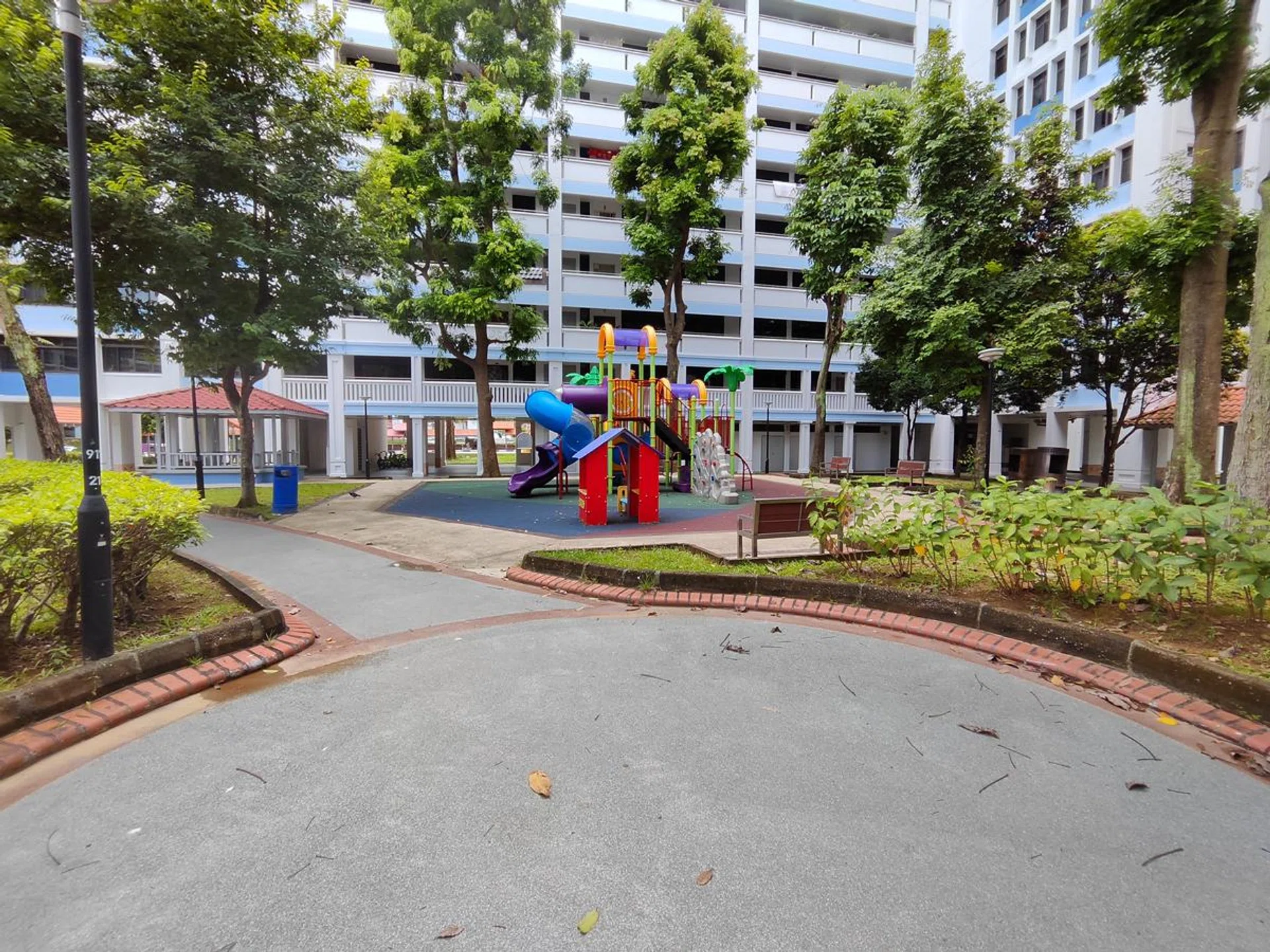 8MP ultra-wide. Has evident fish-eye effect.