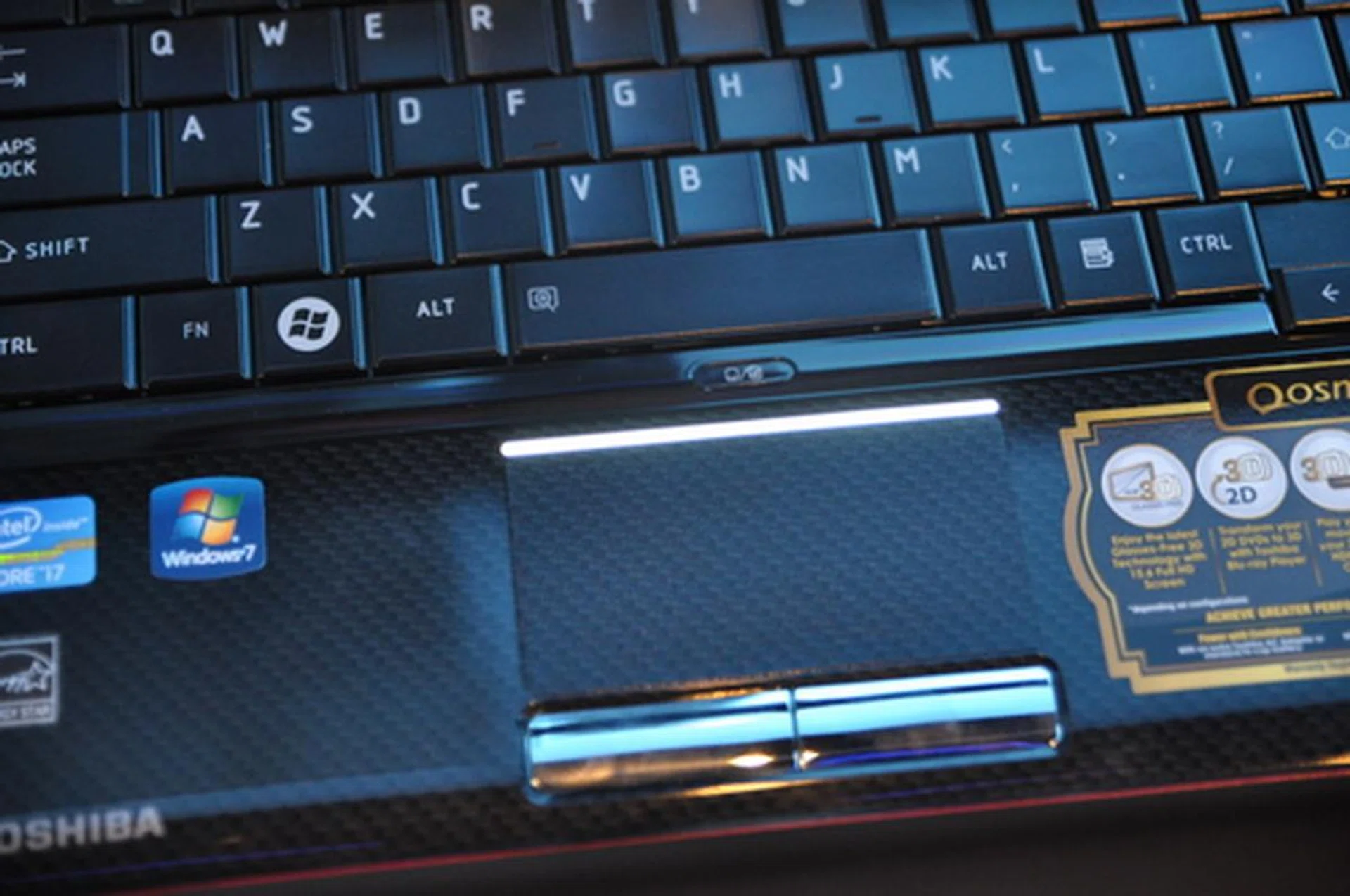 The flush keyboard actually looks nice. The palm rest area is also decked out with an aesthetically pleasing carbon fiber pattern.