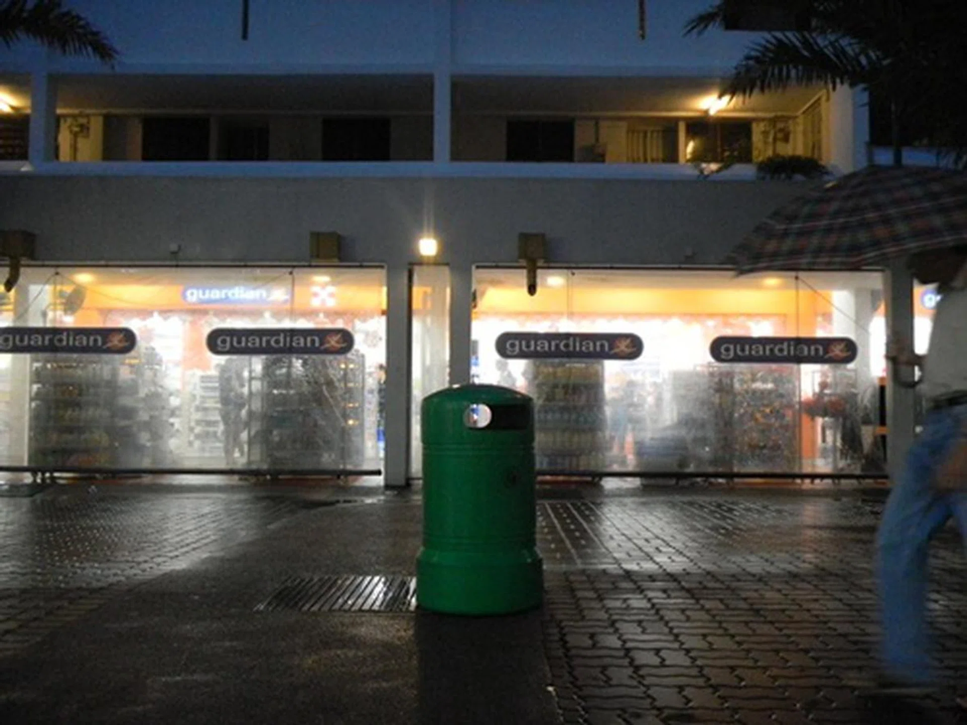 f/3.6, 6.3mm (35mm equivalent: 35mm), 1/42 sec, ISO800.