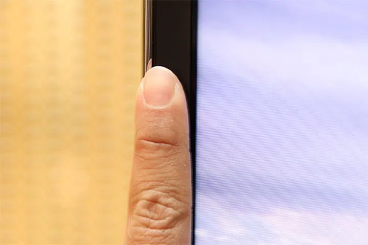 How thin is the bezel? This thin.