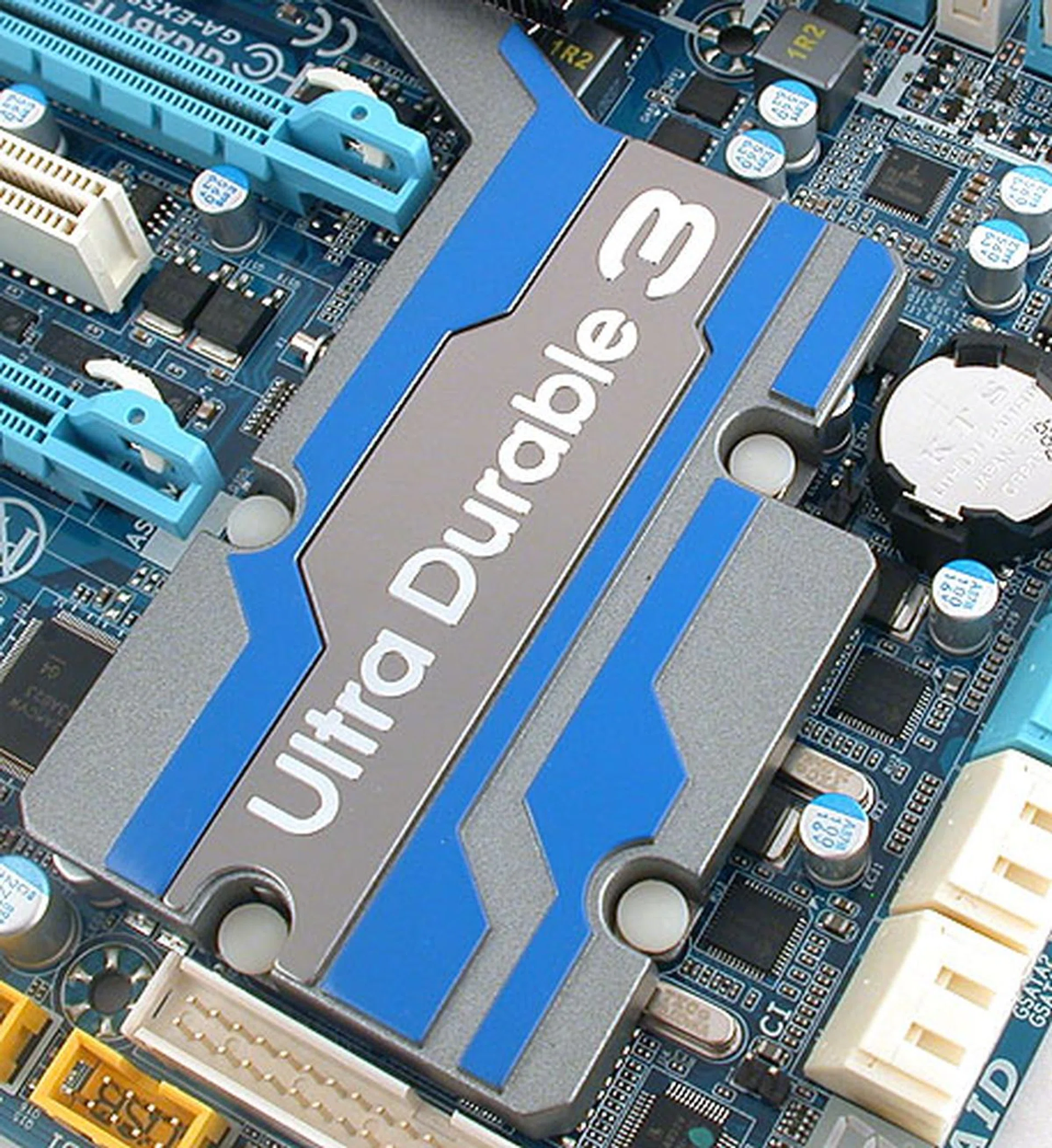 Gigabyte's latest Ultra Durable 3 technology, which basically doubles the amount of copper in the PCB is boldly embossed on the huge but flat Southbridge cooler.