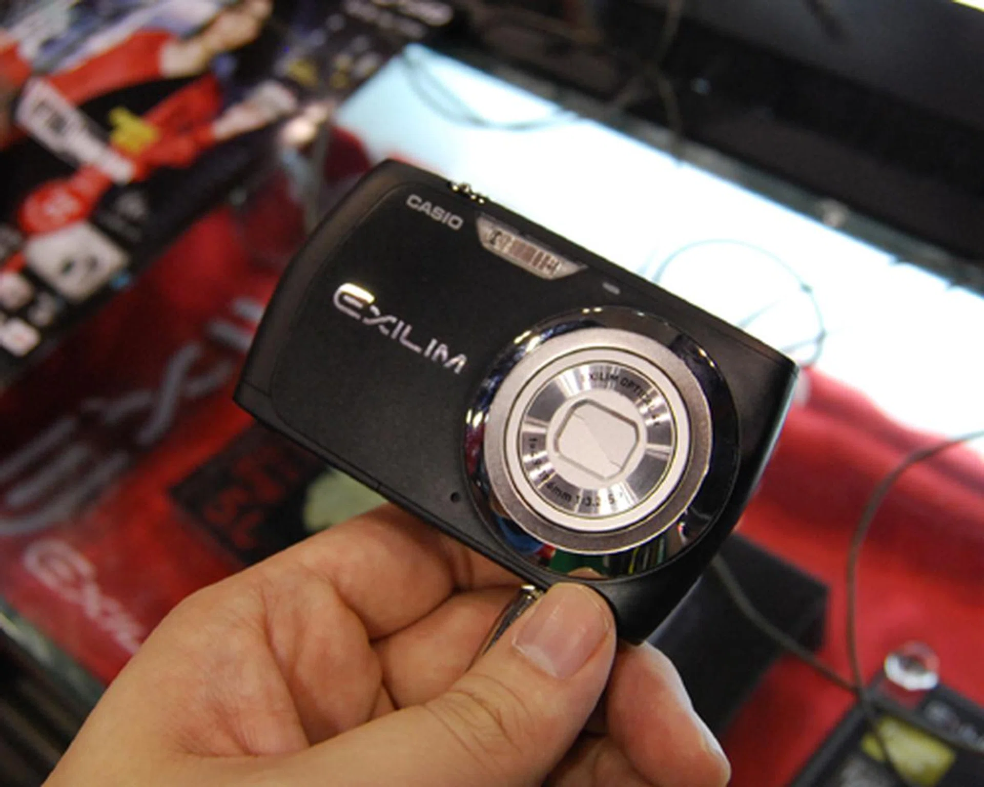 Available in black or pink, the Casio EX-Z670 is equipped with a 12.1-megapixel sensor, 4x optical zoom and a 27mm wide-angle lens. At PC Show 2010, you can get this stylish camera for just $279.