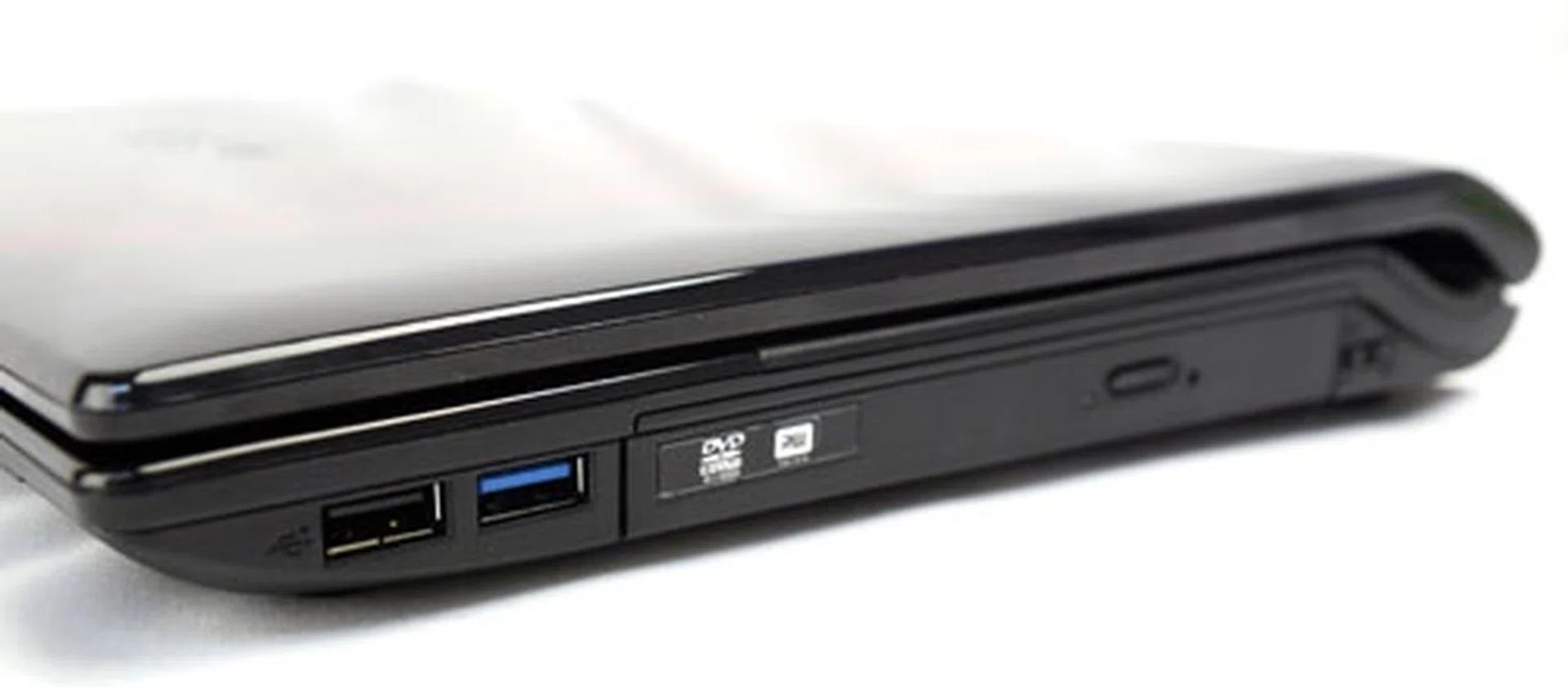 Two USB ports (including a USB 3.0 slot in blue) and a DVD drive flank the notebook's right facade. The JCSE is also relatively thick, measuring approximately 37mm at its thickest point.  