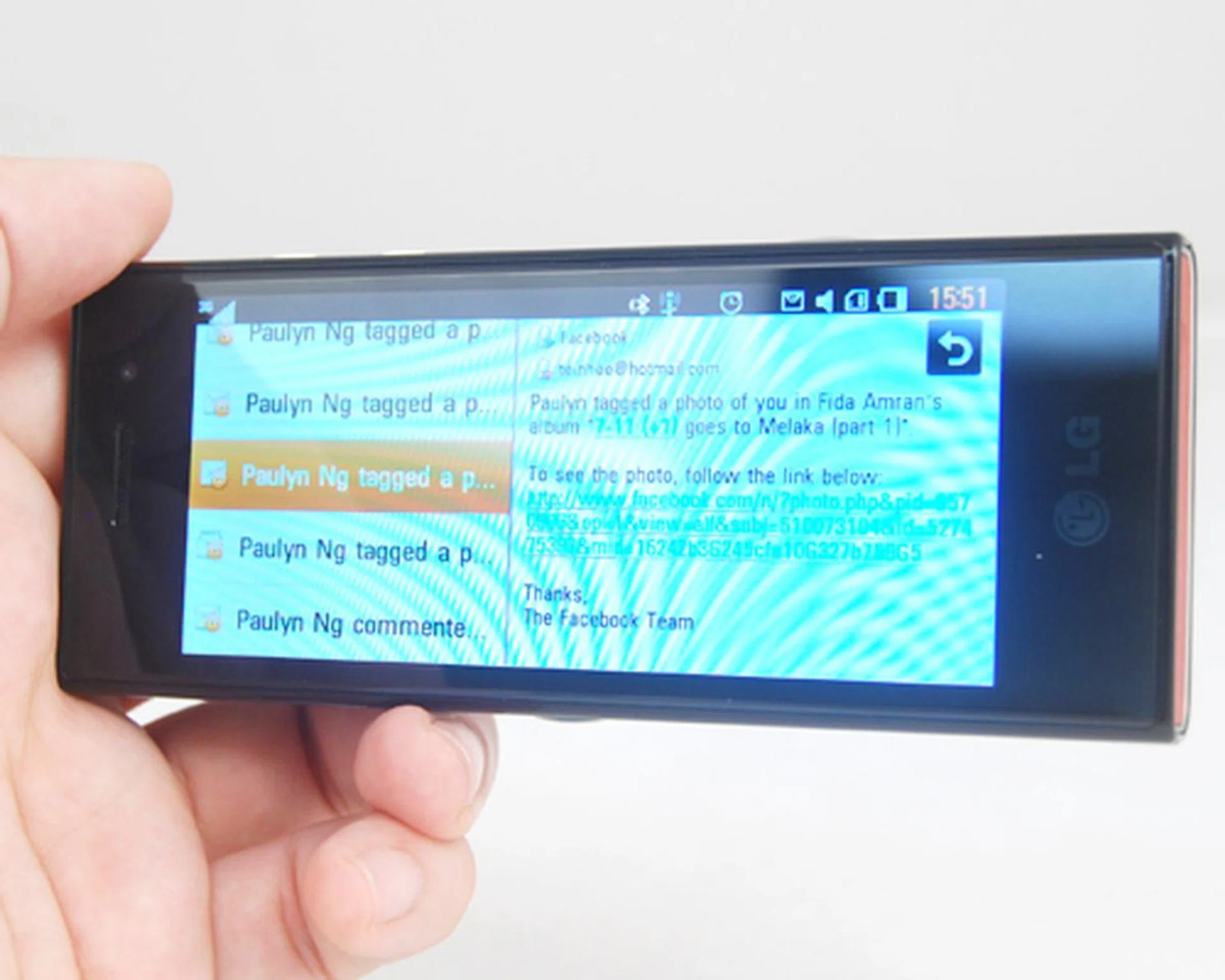 One of the more practical approaches to utilize the wide 4-inch screen is found in the email client where it creates the dual-screen effect to select and preview your emails.