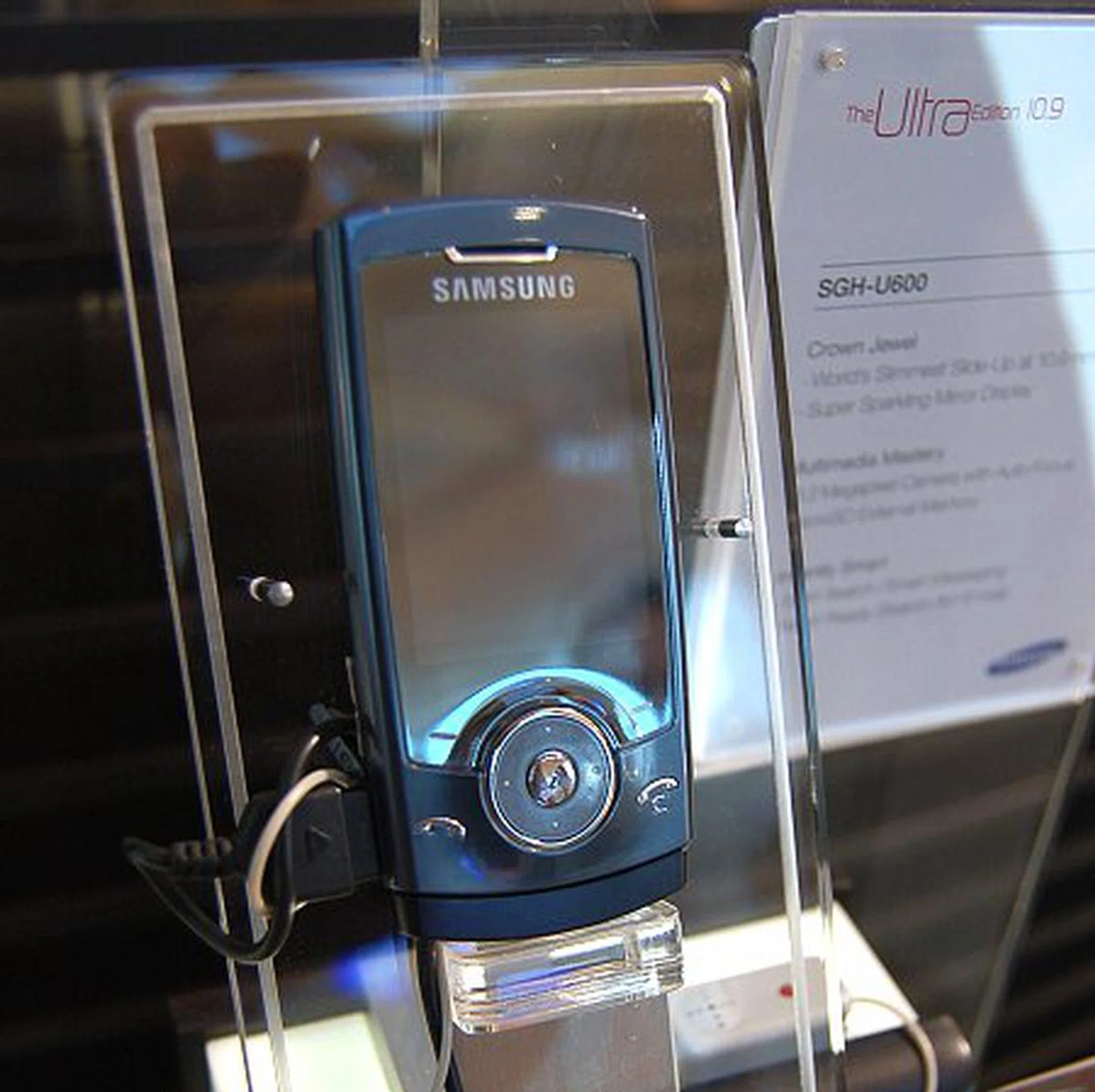  The Samsung Ultra II 10.9 edition model (U600) was shown in Barcelona and again at CeBIT 2007. Supporting EDGE, GPRS Class 10 with quadband network frequency support (850/900/1800/1900MHz), the U600 comes with a 3.2-megapixel camera, 2.2” 240 x 320 super-sparkling mirror display with features like audio playback (MP3/ACC/eAAC+/WMA) and Smart Search. Beyond standard features like MMS/e-mail/JAVA/WAP 2.0 and Bluetooth 2.0/USB 2.0, it has a business card recognition function and uses microSD for memory expansion. At present, it has 60MB of built-in memory and measures 103.2 x 49.3 x 10.9mm.  