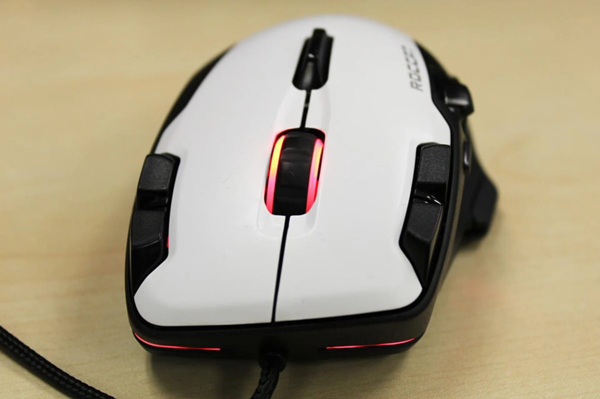 Four buttons - two on each side - are mounted next to the left and right mouse buttons.