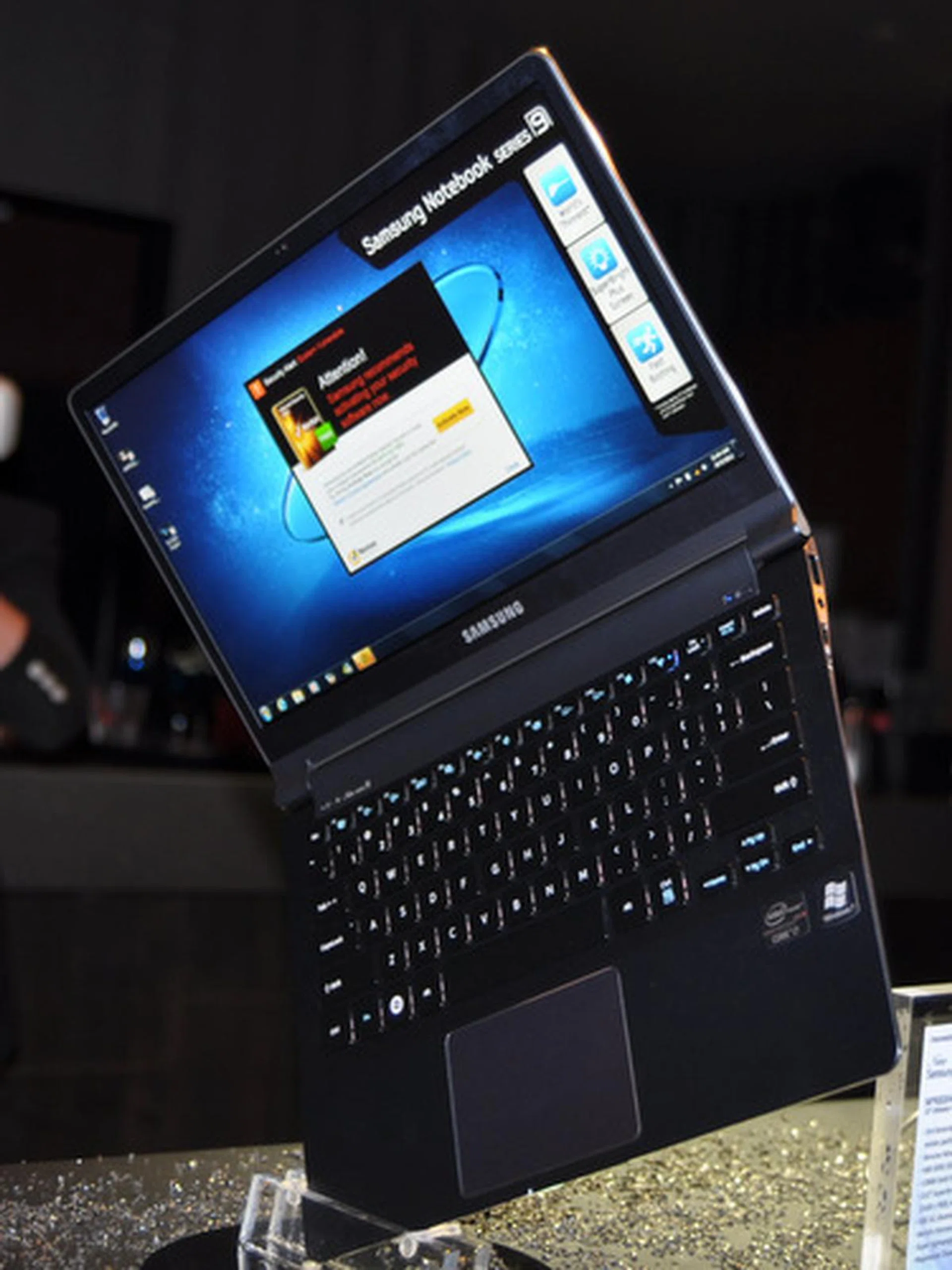 The screen is still a very bright 400 nits, but the resolution has been bumped up to a more acceptable 1600 x 900 pixels. Oh did we also mention it's still using the lovely matte screen?