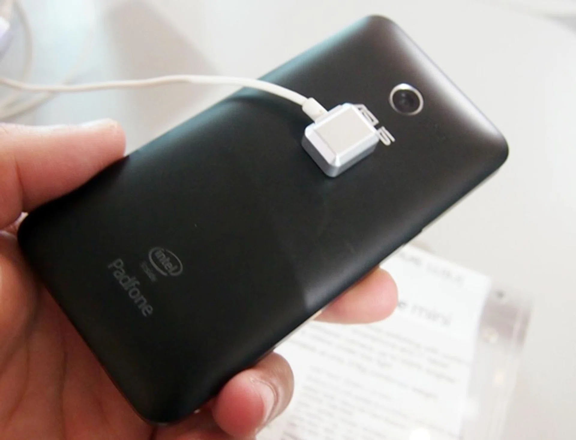 Even though the chassis of the PadFone Mini is made up of plastic, we were surprised by its solid feel.