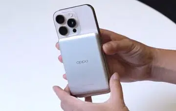 A screengrab of OPPO's new phone accessory, a magnetic wireless charging powerbank compatible with Apple MagSafe. Screenshot: OPPO (Weibo).