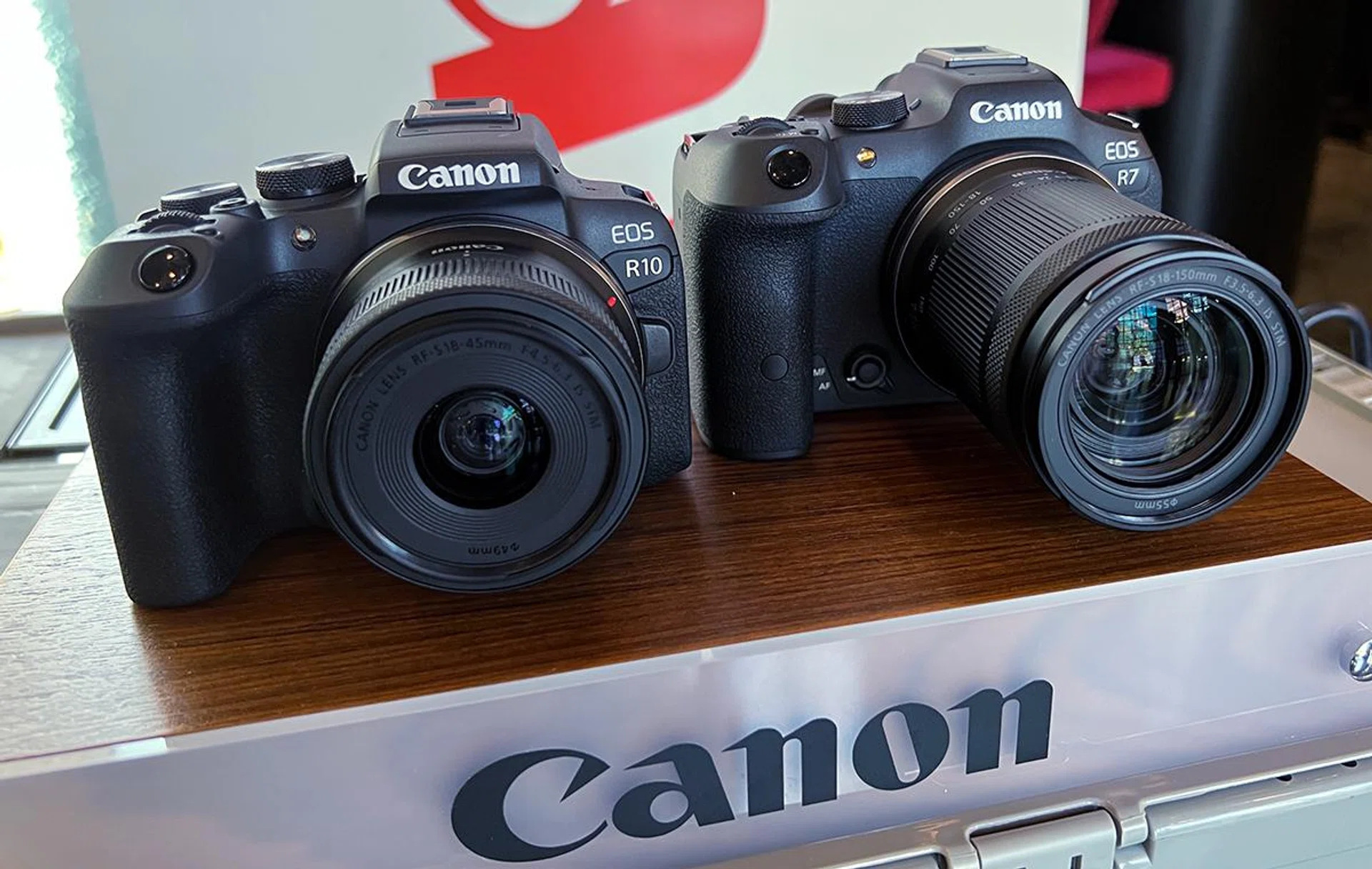 Canon EOS R10 (left) and Canon EOS R7 (right).