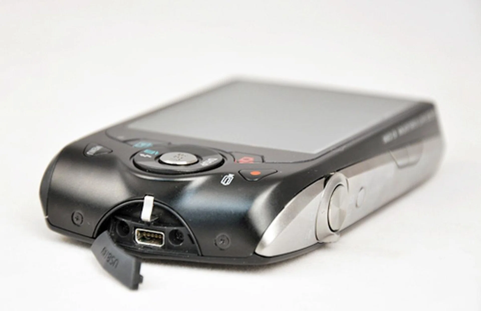 Casio Exilim EX-Z2000: Full-fledged Point and Shoot Camera