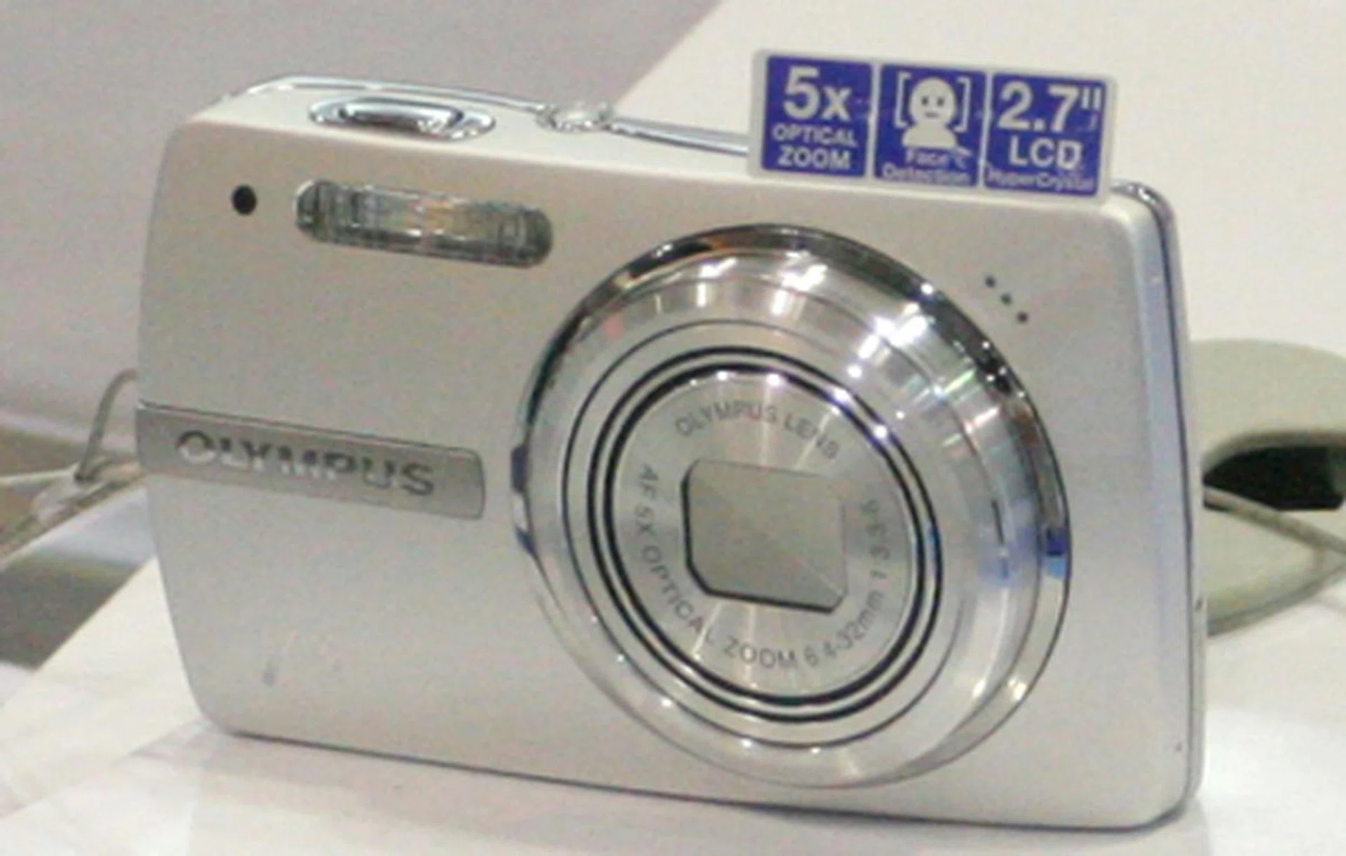  Sporting 8.0-megapixel capability and 5x optical zoom, the u820 would be a strong contender amongst other digital cameras thanks to its $499 price tag. Coupled with multiple features such as Advanced Face Detection, Image Stabilisation, Bright Capture Technology and Shadow Adjustment Technology, the choices gets harder for consumers.  