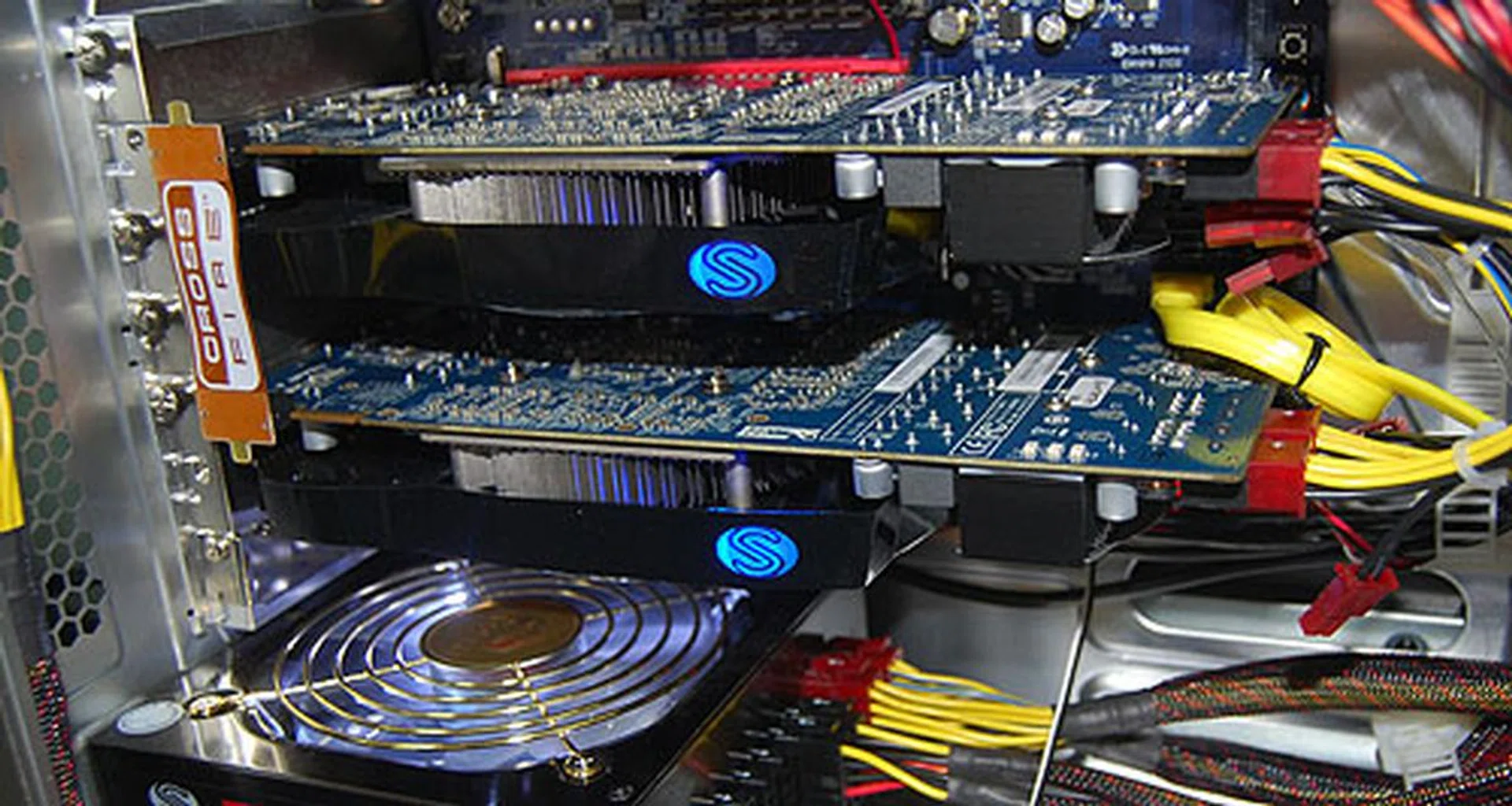  Sapphire was showing off its top Radeon HD 4890 graphics card in CrossFireX mode. The model used was the Vapor-X edition, which comes with the Vapor-X cooler that makes use of vapor chamber cooling technology for quiet and cool performance.  