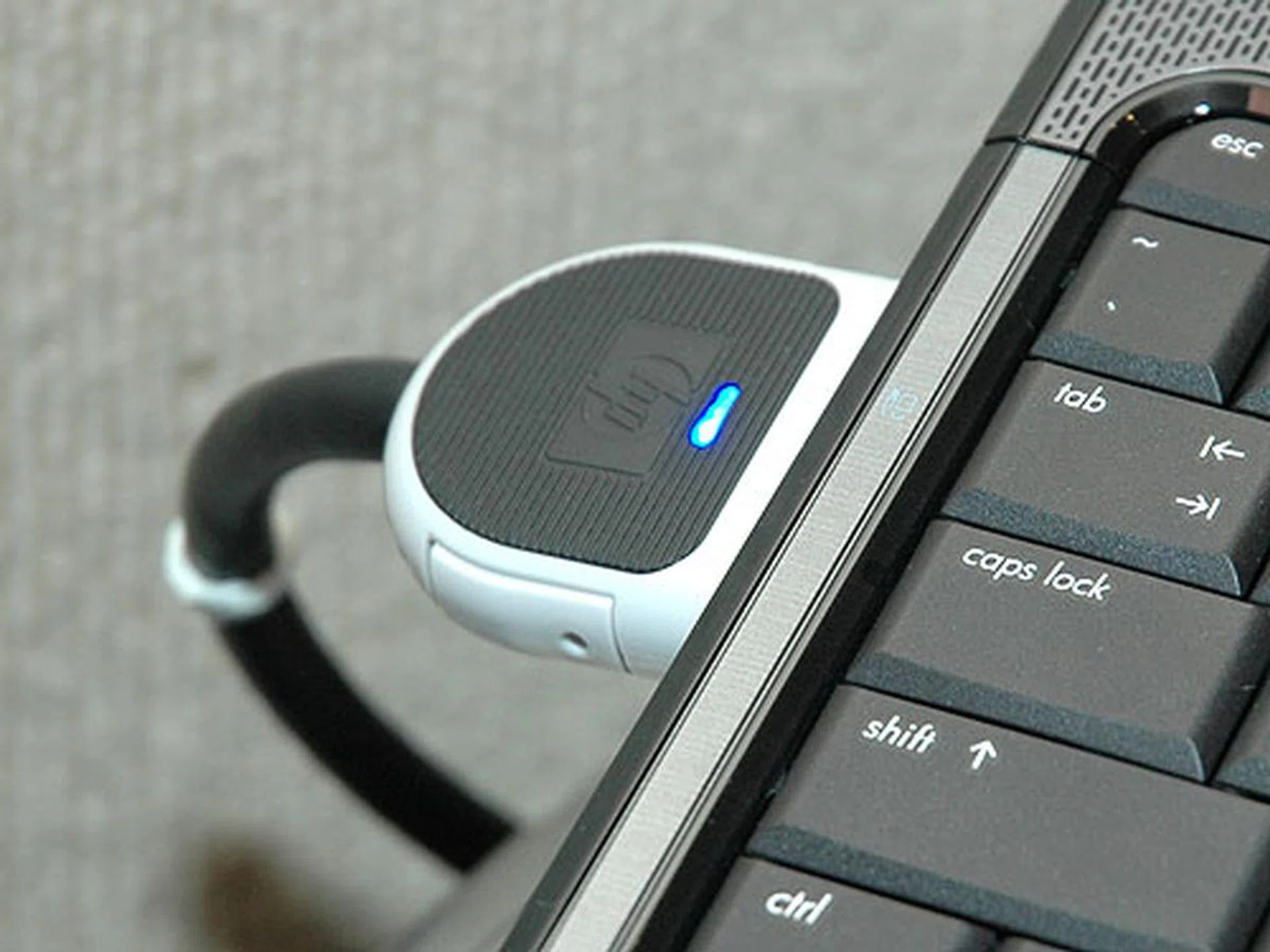 Both the HP Pavilion dv2000 and Compaq Presario V3000 are connected to the xb3000 Expansion Base through this proprietary connector.