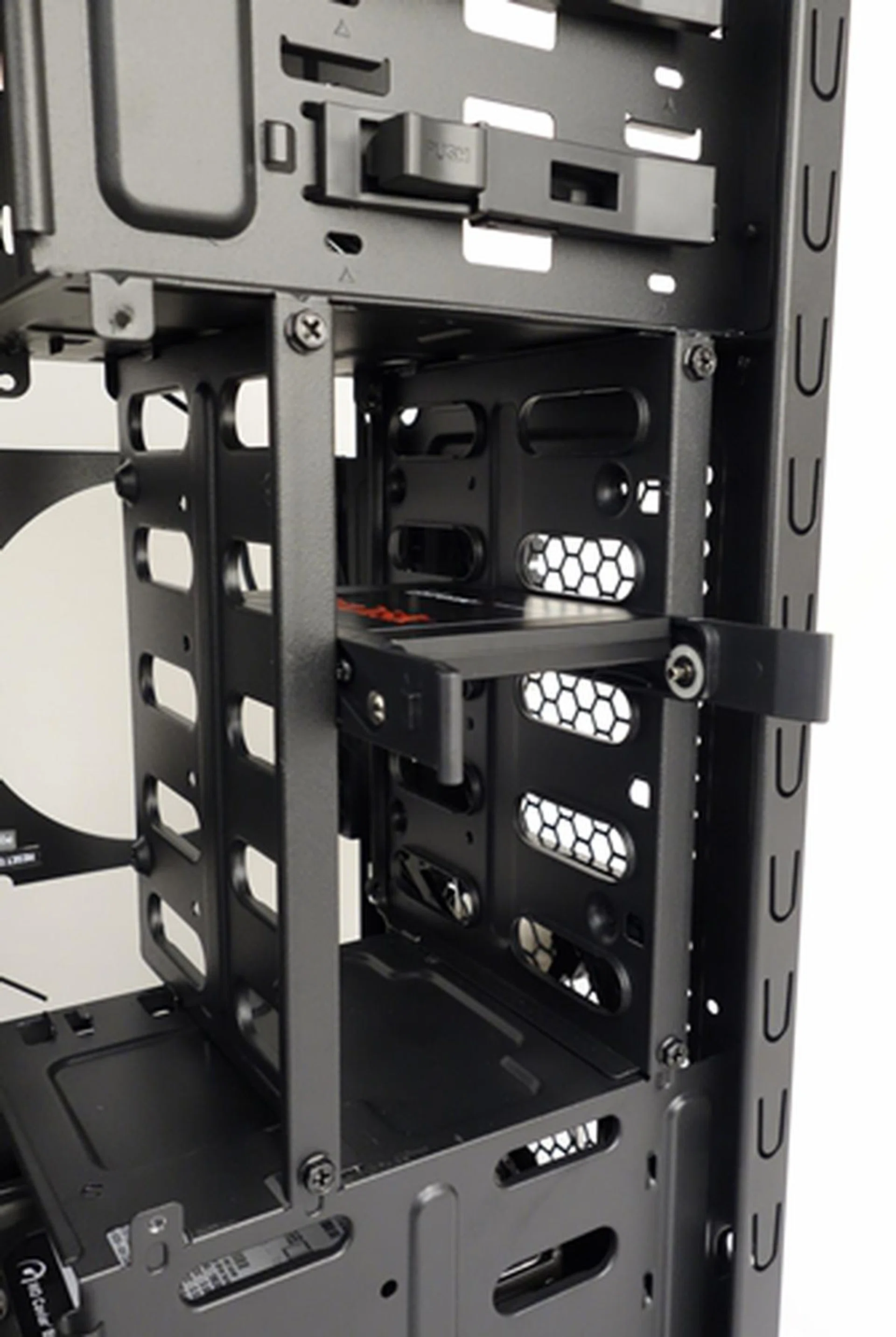 The combo cage can be quickly configured to accommodate 2.5-inch drives.