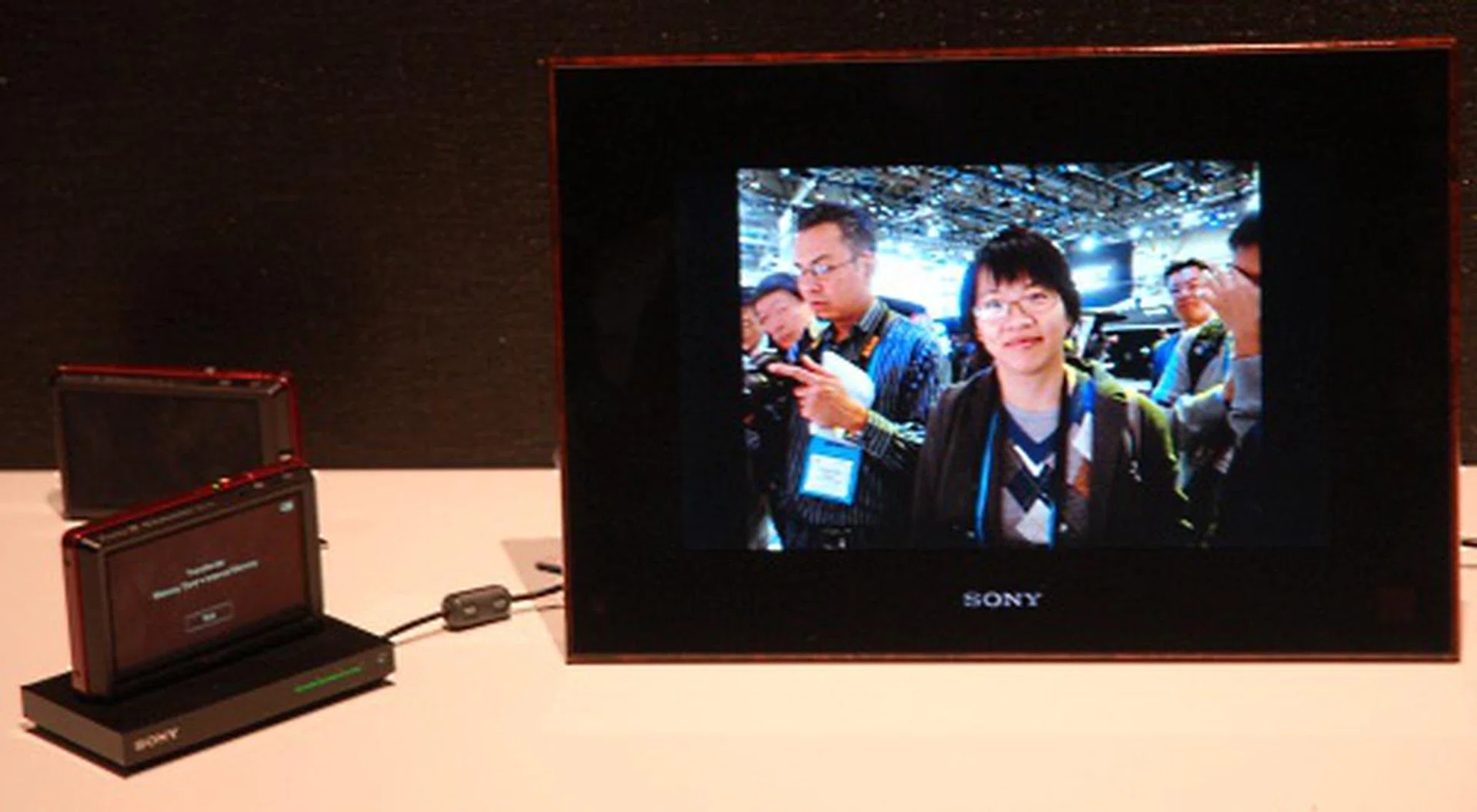 Transfer Jet is a relatively new wireless technology harnessed to transfer images between supported devices. All they need to do is to bring them close to each other and activate it from the menu. While the number of such devices is small currently, Sony hopes that this technology will catch on with consumers and manufacturers. The dock on which the Cyber-shot TX7 is resting on above can be plugged into any USB device and act as the facilitator by which images can be transferred for those devices that do not have Transfer Jet natively. Hence, it works for devices like notebooks and even photo frames. The speed appeared to be between 20 to 50Mb/s, a very decent one.