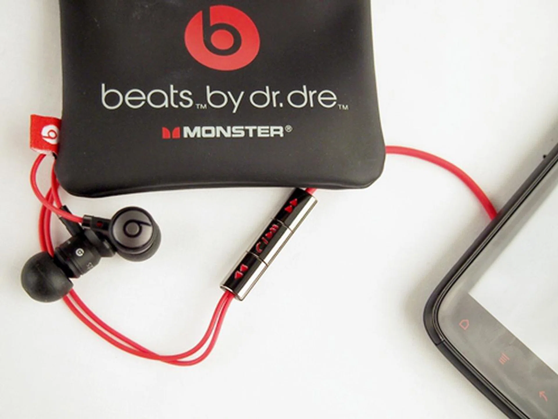 The Sensation XE comes bundled with a custom-made HTC urBeats in-ear headphones by Dr Dre (with red wires of course) that comes with a remote control. On the whole, the gadget feels well-constructed save for the remote control; the latter looks and feels tacky and cheap.