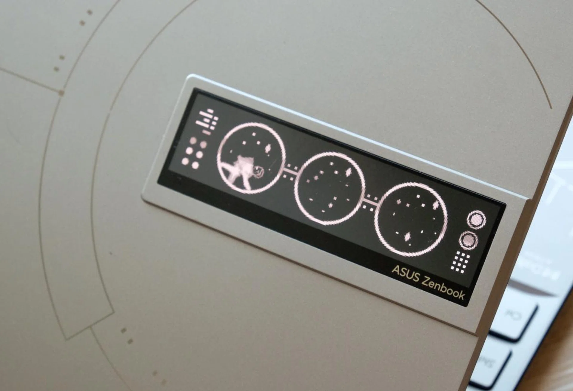 The small display on the cover is called the ZenVision display. It's 3.5 inches large and is customisable.