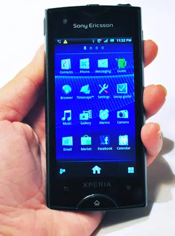 The phone itself is only 9.4mm thin. Its narrow, but sturdy aluminum build makes for easy handling.